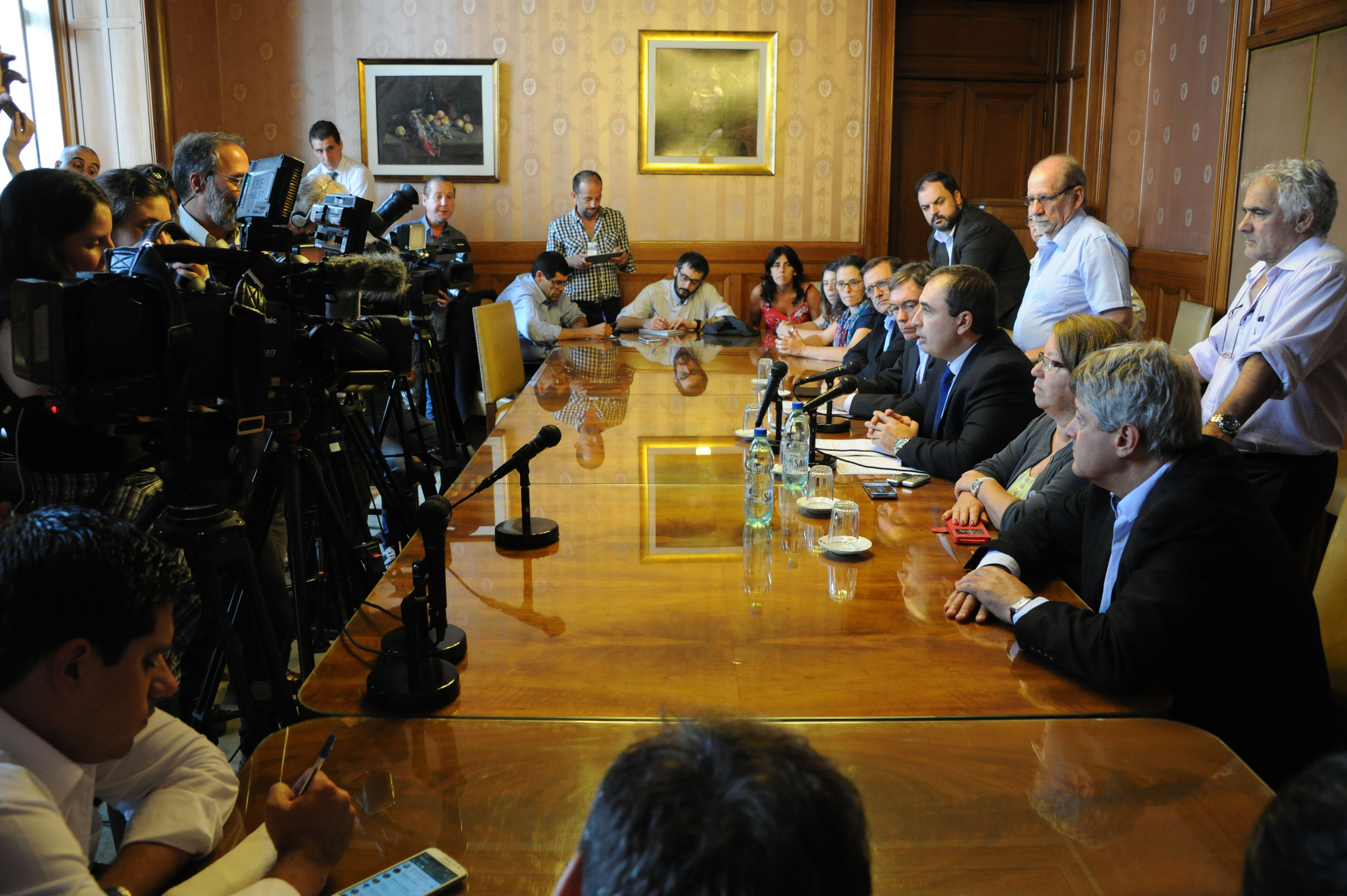 Autoridades de Economía y legisladores del Frente Amplio en conferencia de prensa