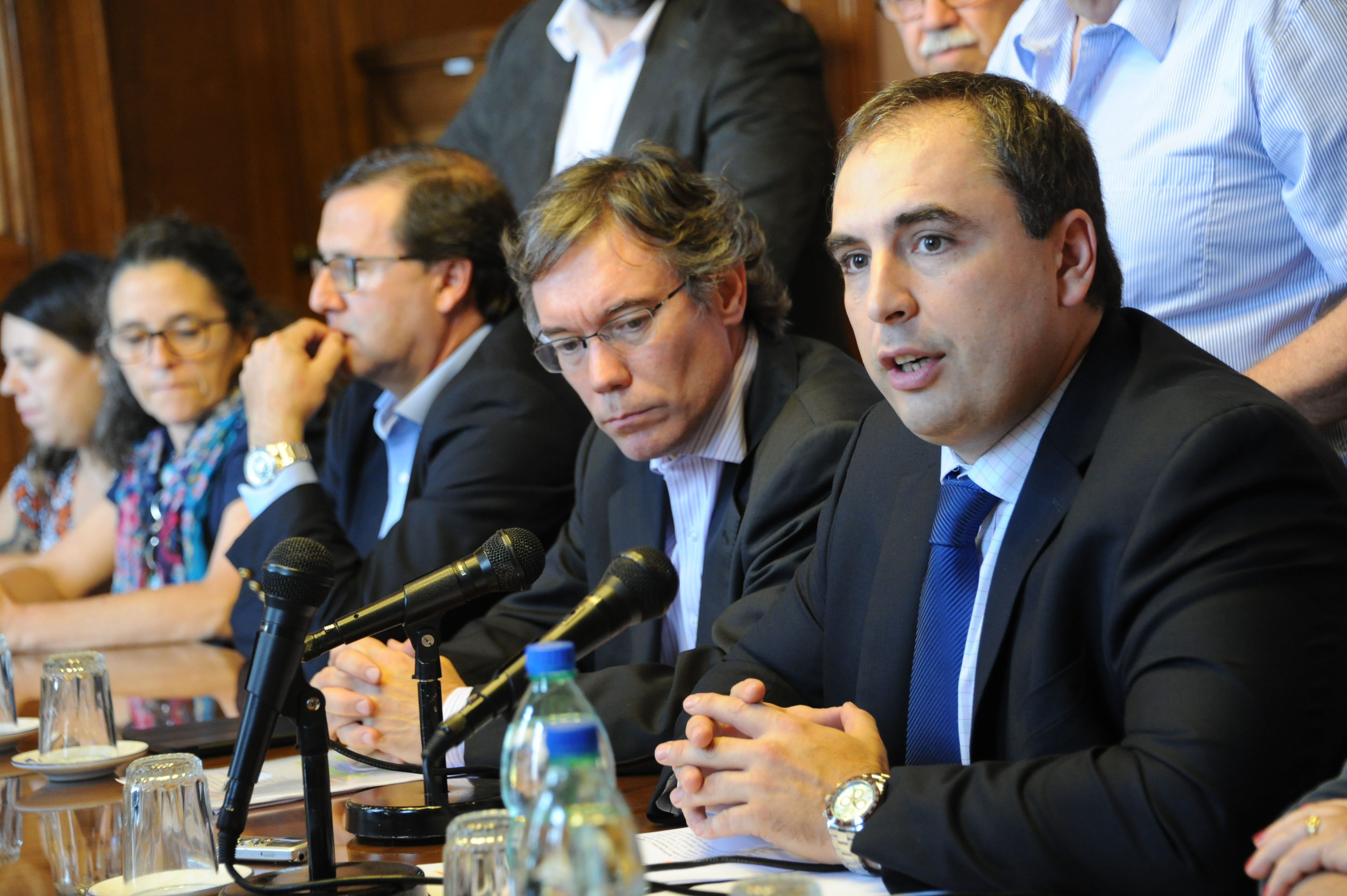 Autoridades de Economía y legisladores del Frente Amplio en conferencia de prensa