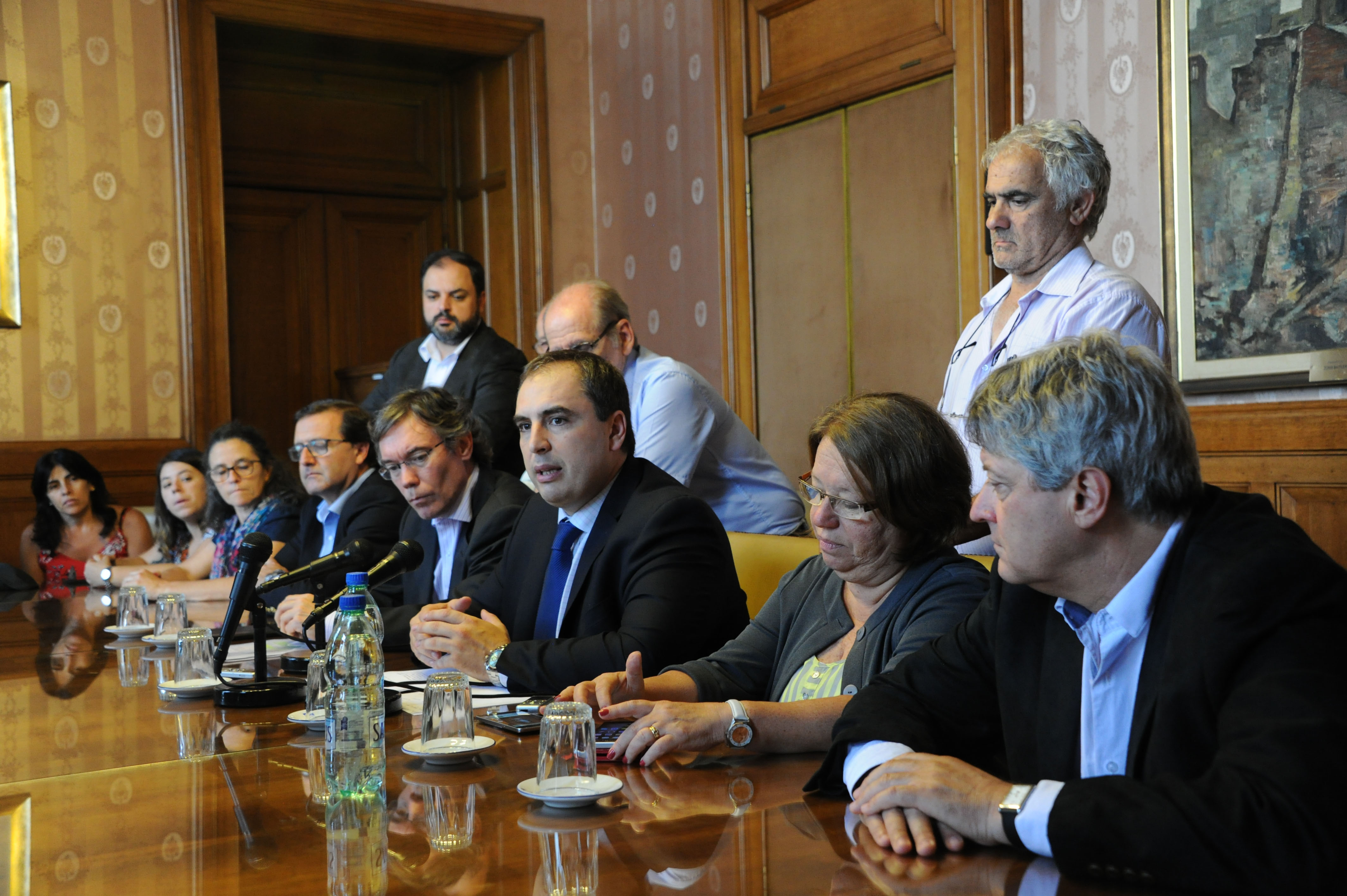 Autoridades de Economía y legisladores del Frente Amplio en conferencia de prensa