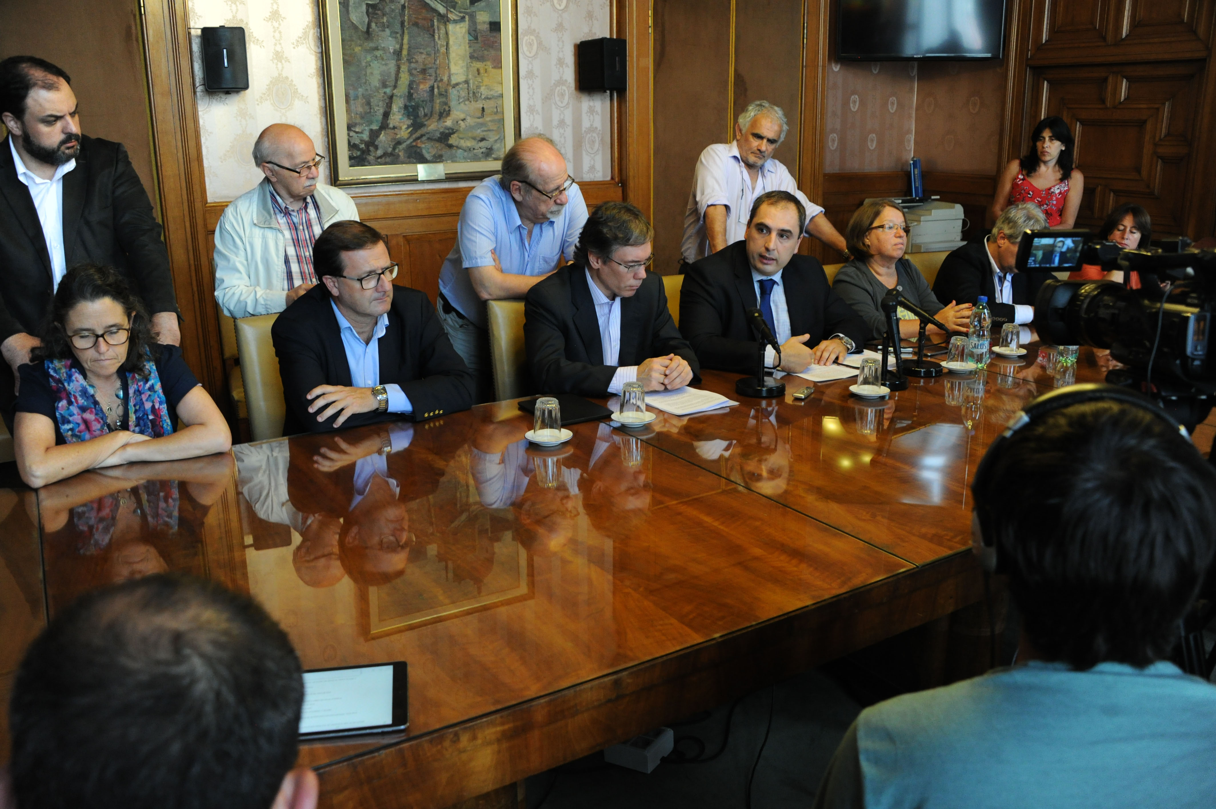 Autoridades de Economía y legisladores del Frente Amplio en conferencia de prensa