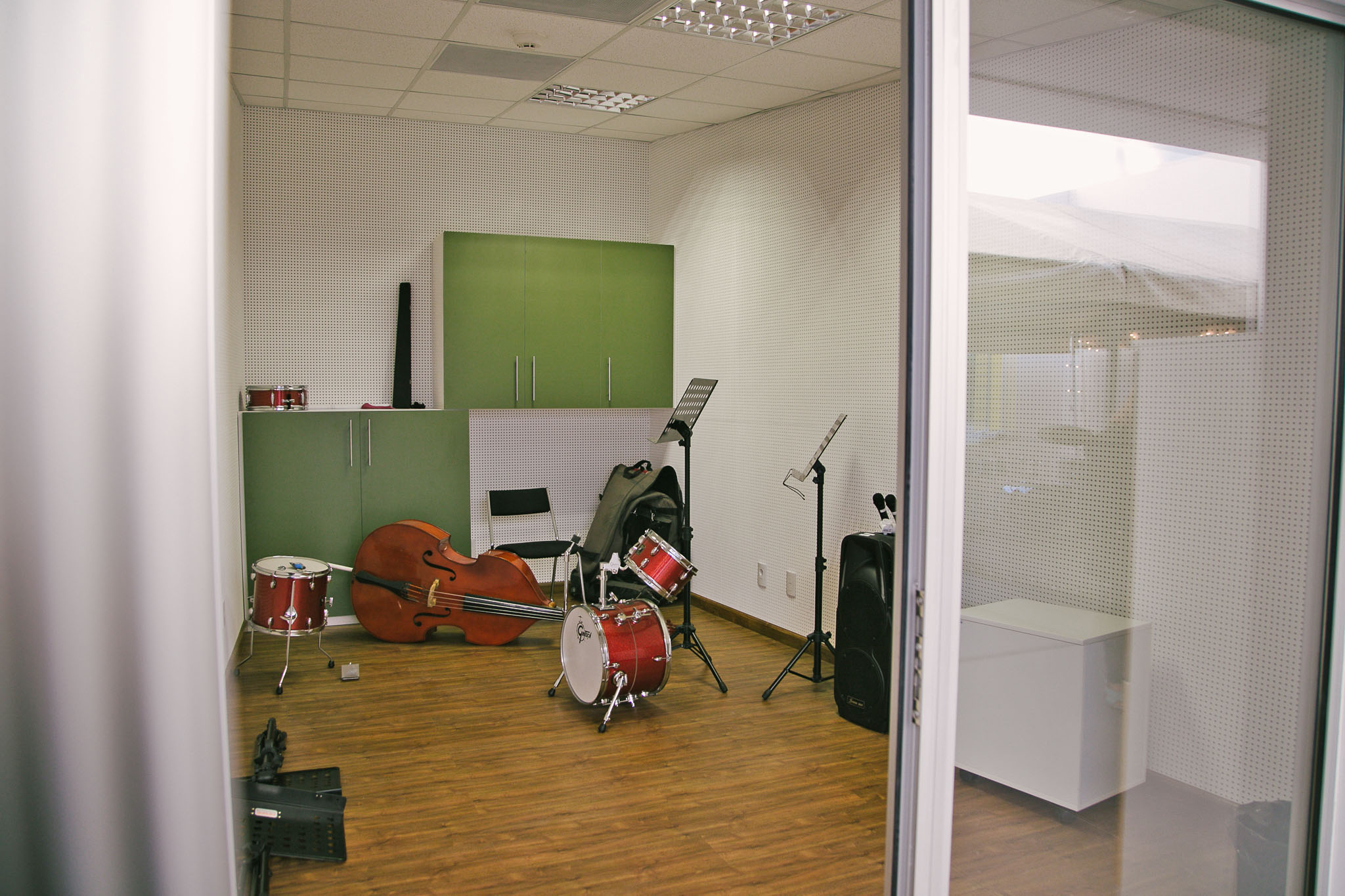 Una de las seis aulas acondicionadas a nivel acústico