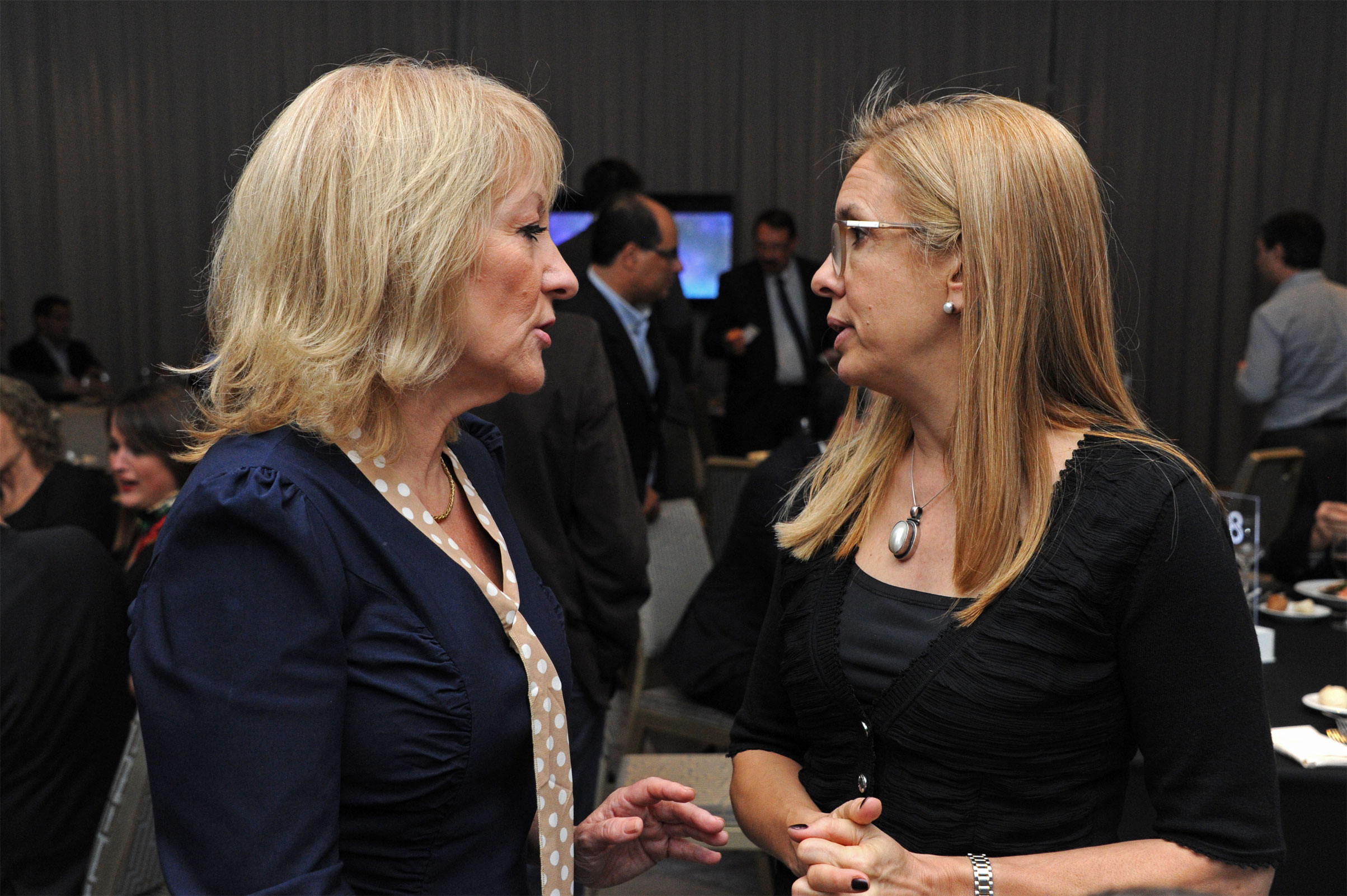 Carolina Cosse junto a Marta Jara