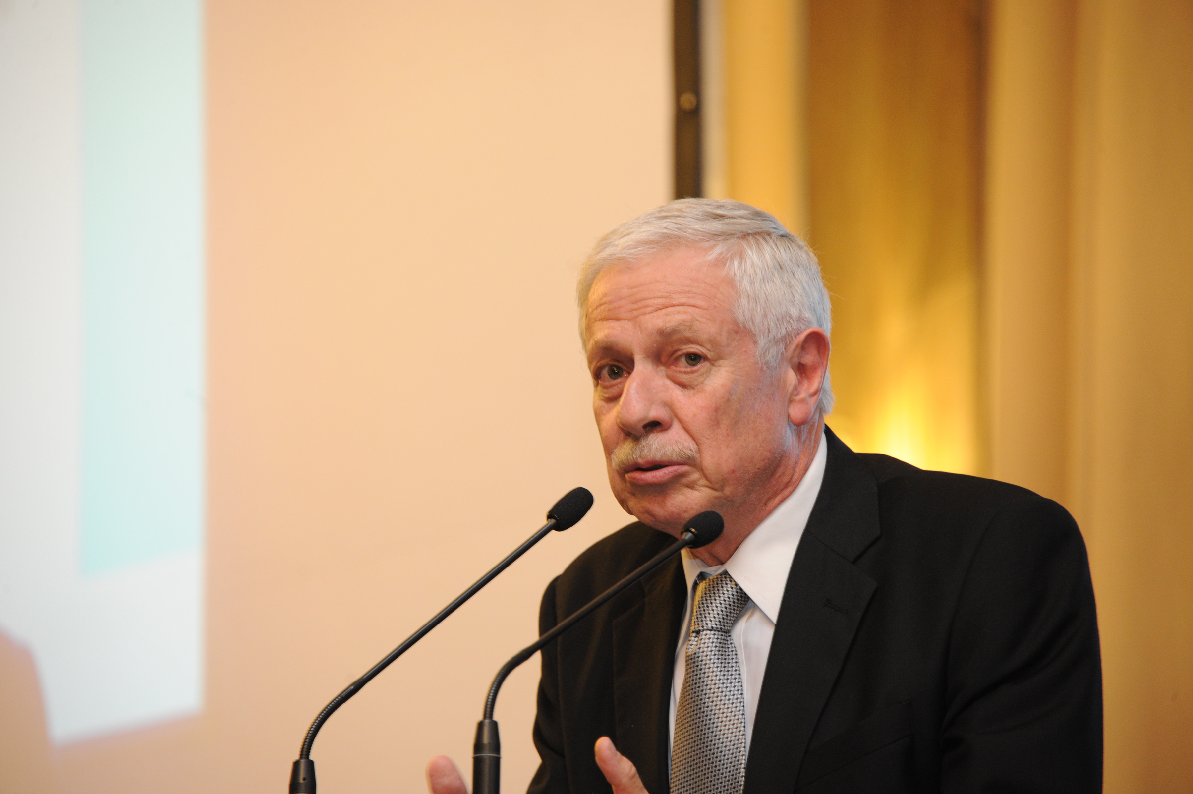 Ministro de Salud Pública, Jorge Basso, haciendo uso de la palabra