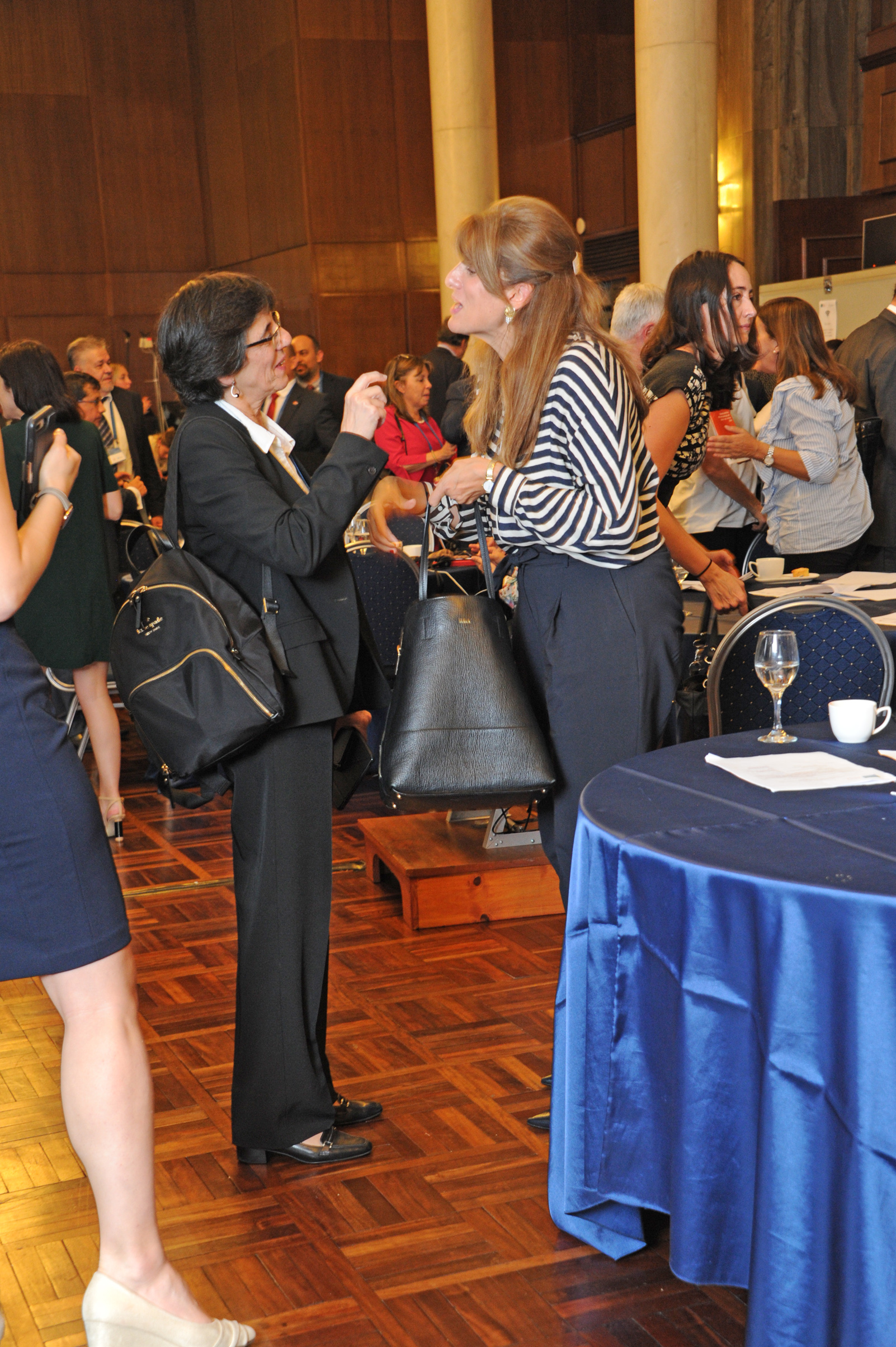 Princesa de Jordania Dina Mired, junto a participantes del foro