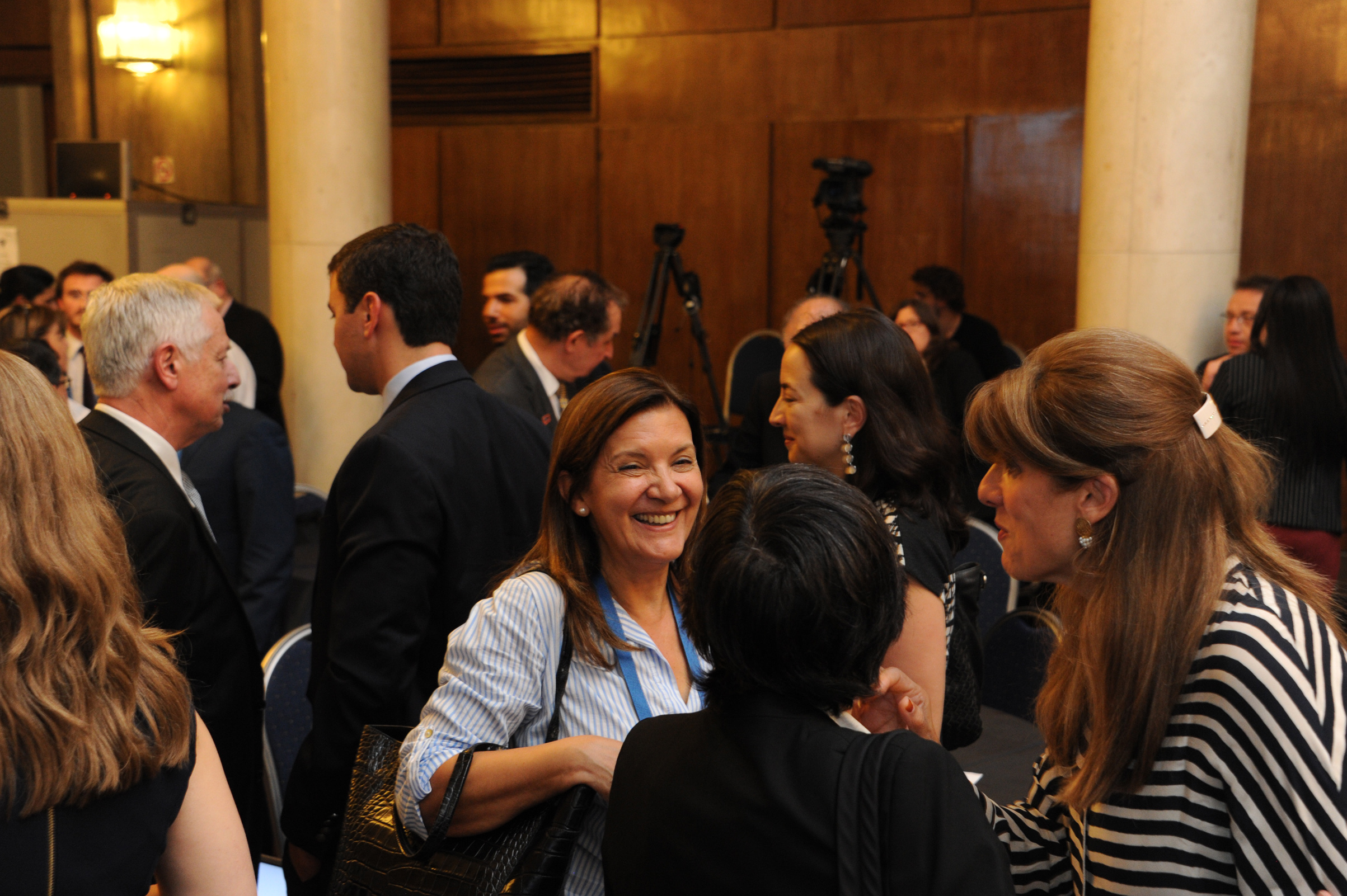 Princesa de Jordania Dina Mired, junto a participantes del foro