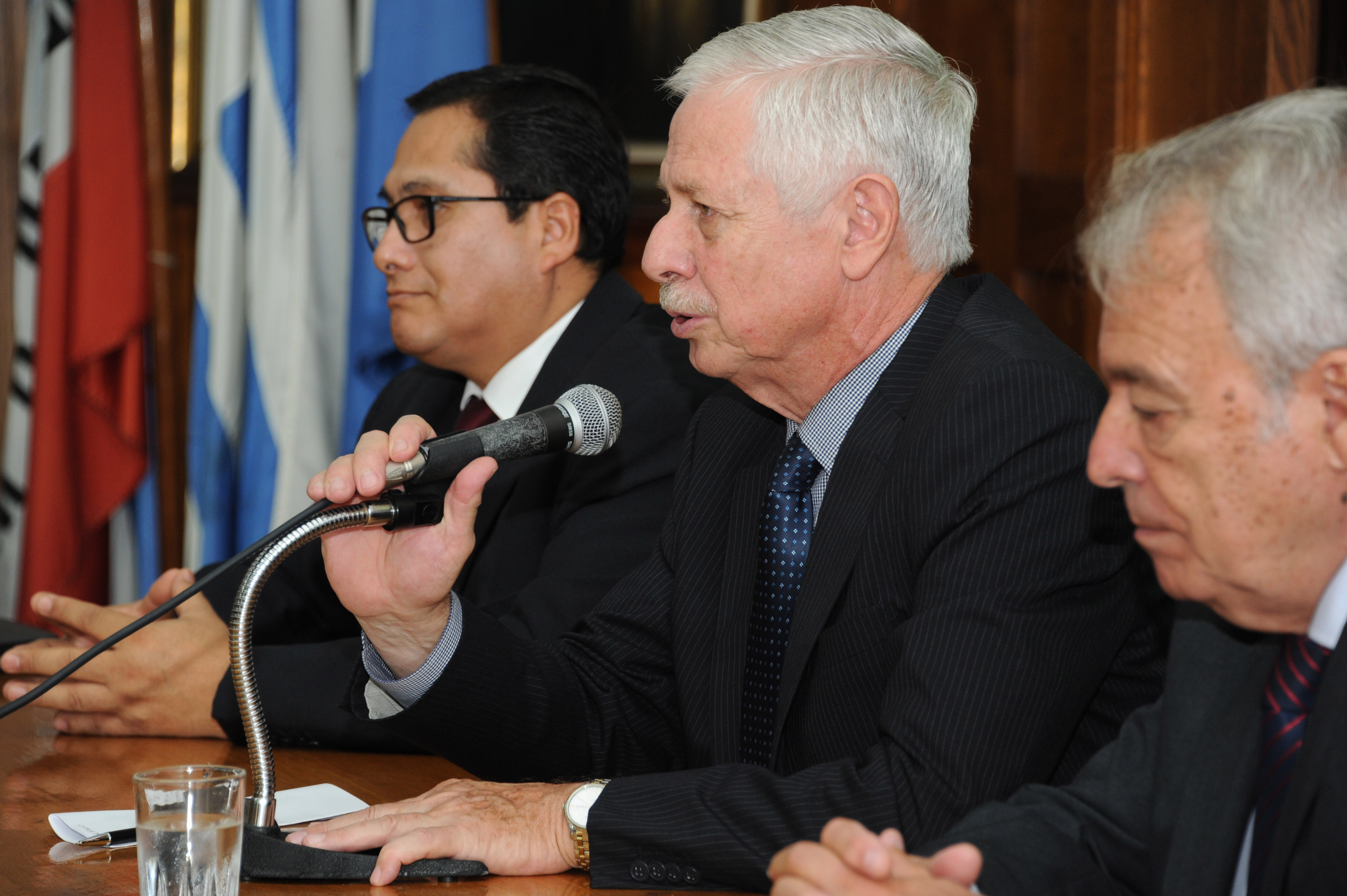 Ministro de Salud, Jorge Basso, junto al subsecretario, Jorge Quian, y al representante de la OPS en Uruguay, Giovanni Escalante