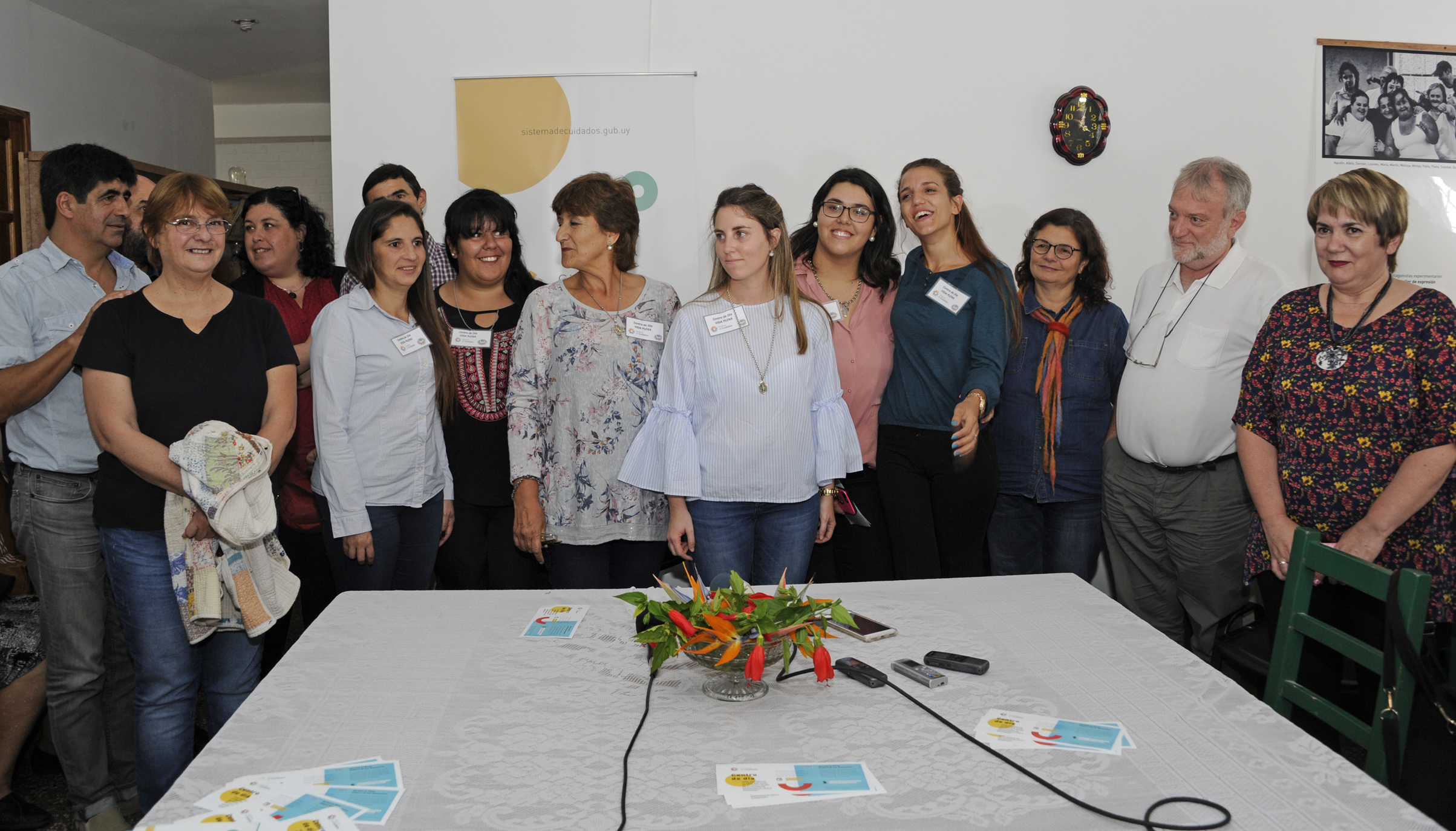 Autoridades del Sistema de Cuidados junto a autoridades y asistentes al primer centro de día del Sistema de Cuidados, en Minas