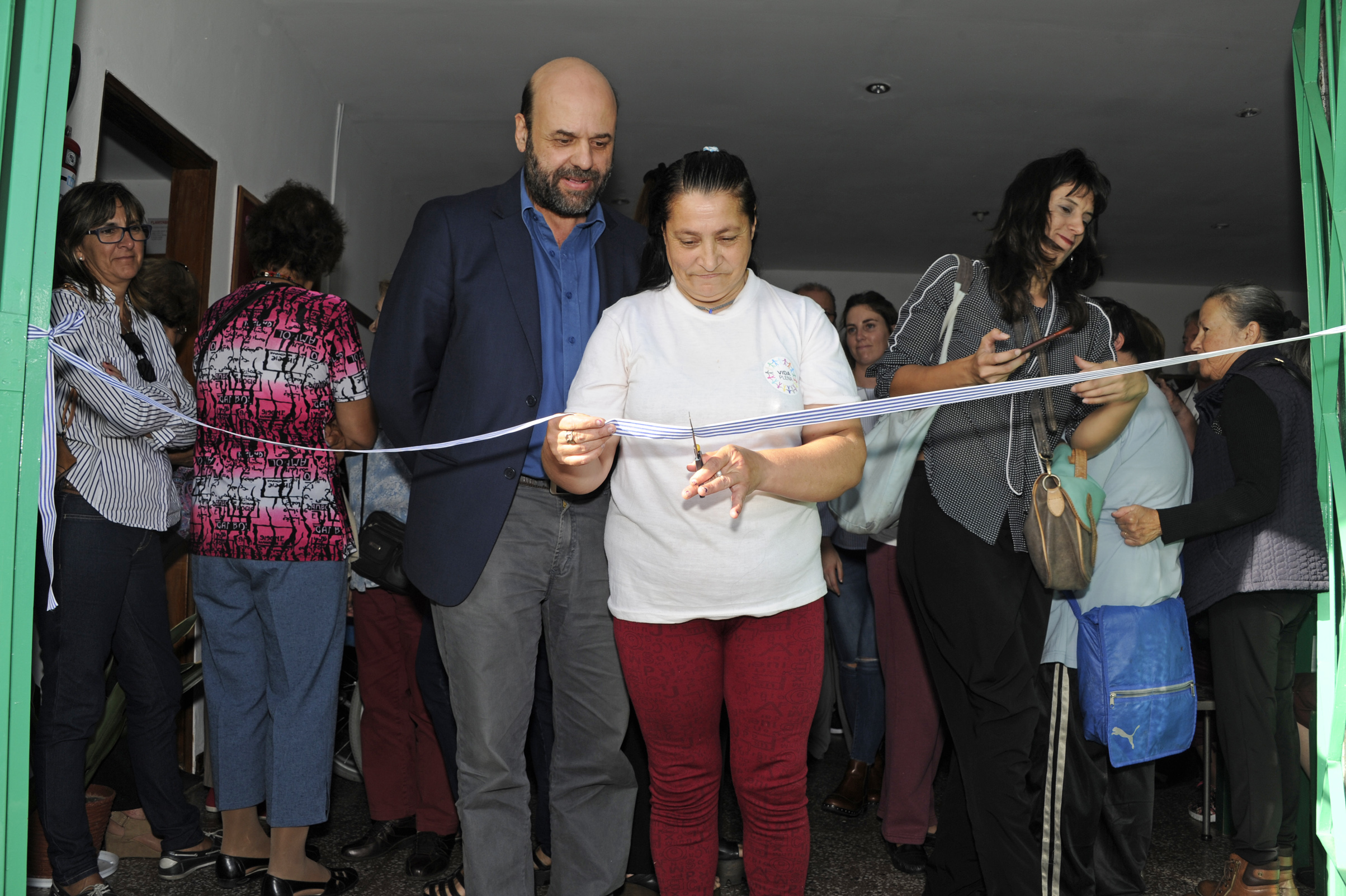 Julio Bango durante el corte de cinte del primer centro de día del Sistema de Cuidados, en Minas