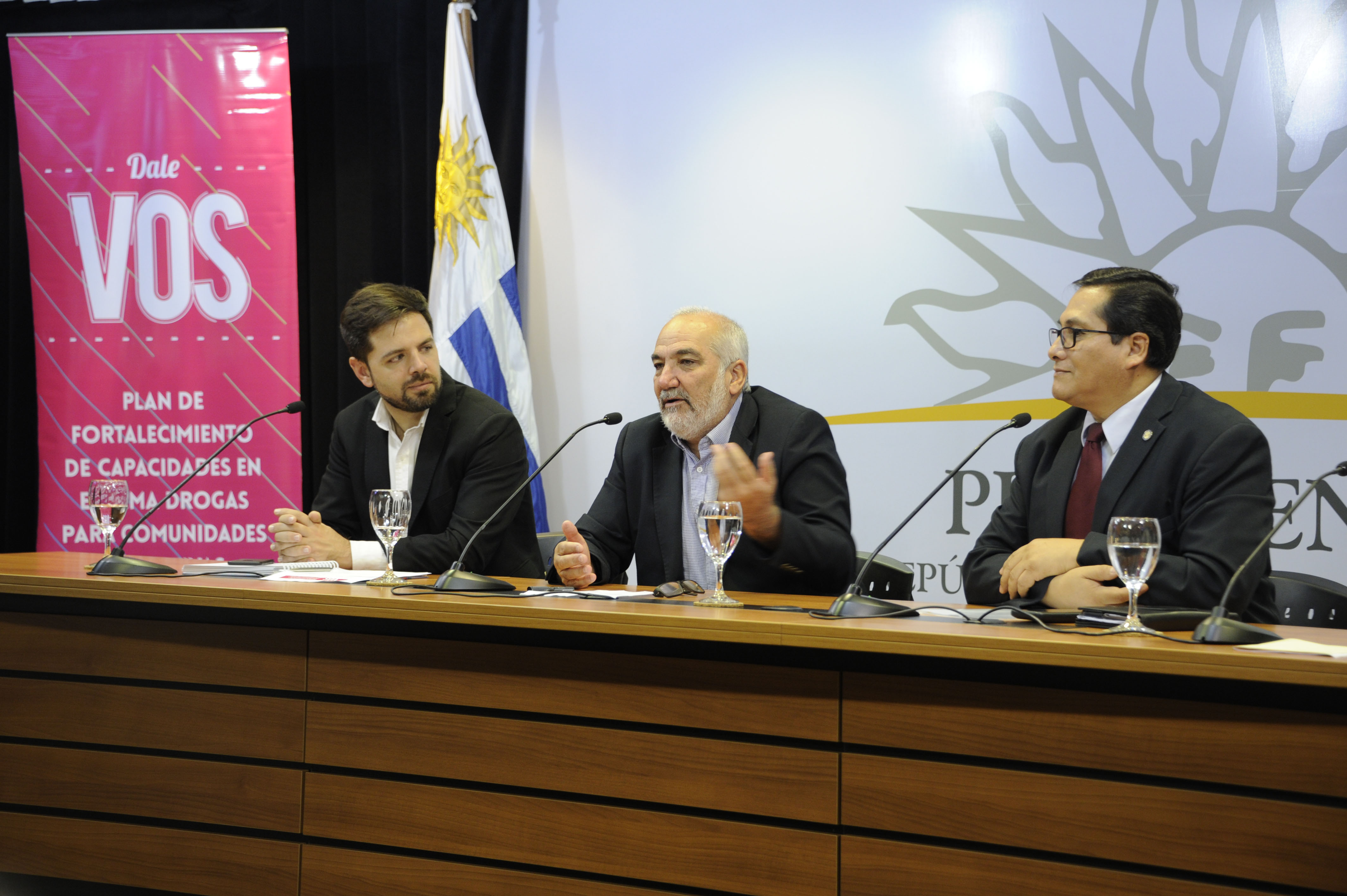 Presidente del Codicen de la ANEP, Wilson Netto, junto a Diego Olivera y Giovanni Escalante