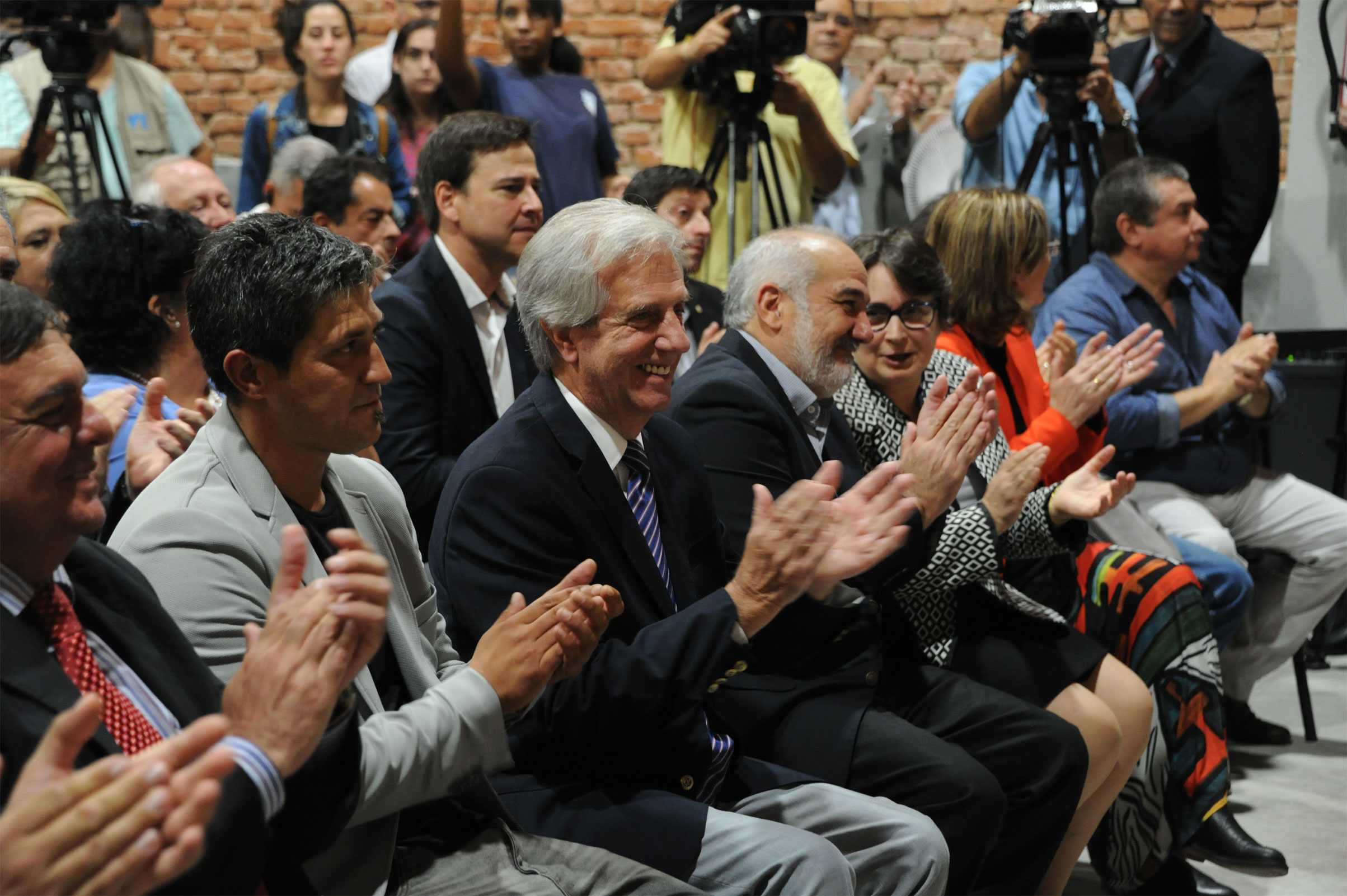 Presidente Tabaré Vázquez, junto a otras autoridades presentes
