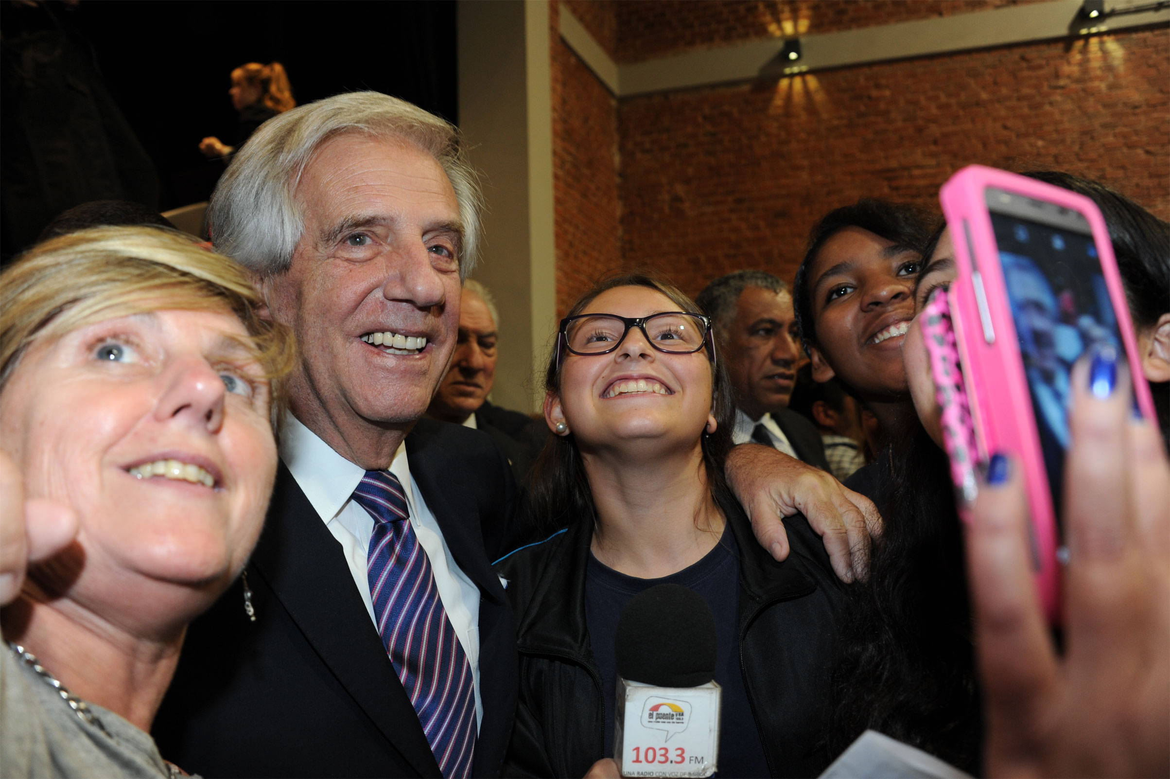 Presidente Tabaré Vázquez junto a vecinos presentes