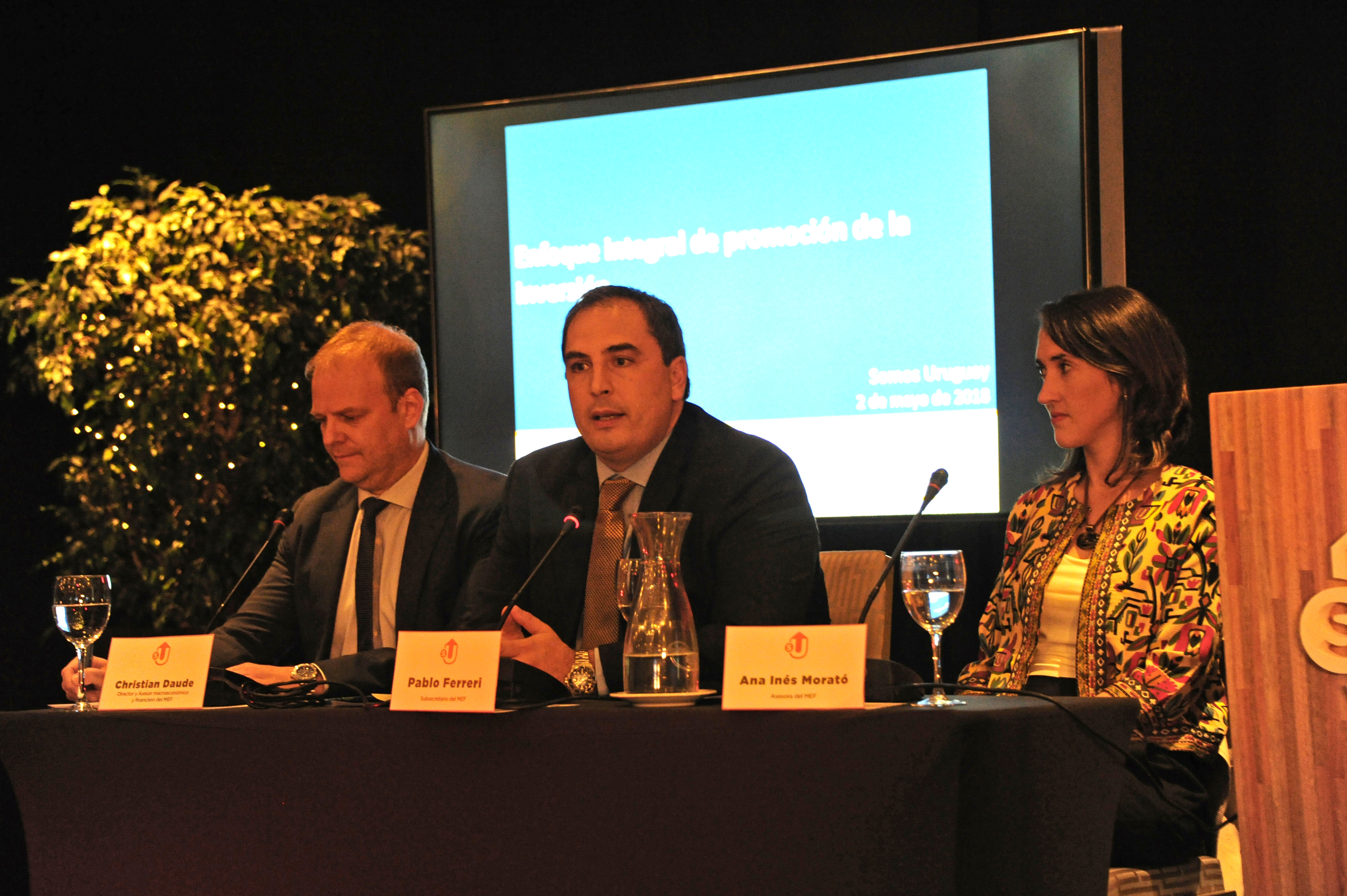 Subsecretario de Economía y Finanzas, Pablo Ferreri, junto al director de Macroeconomía, Christian Daude, y la asesora del MEF, Ana Inés Morat