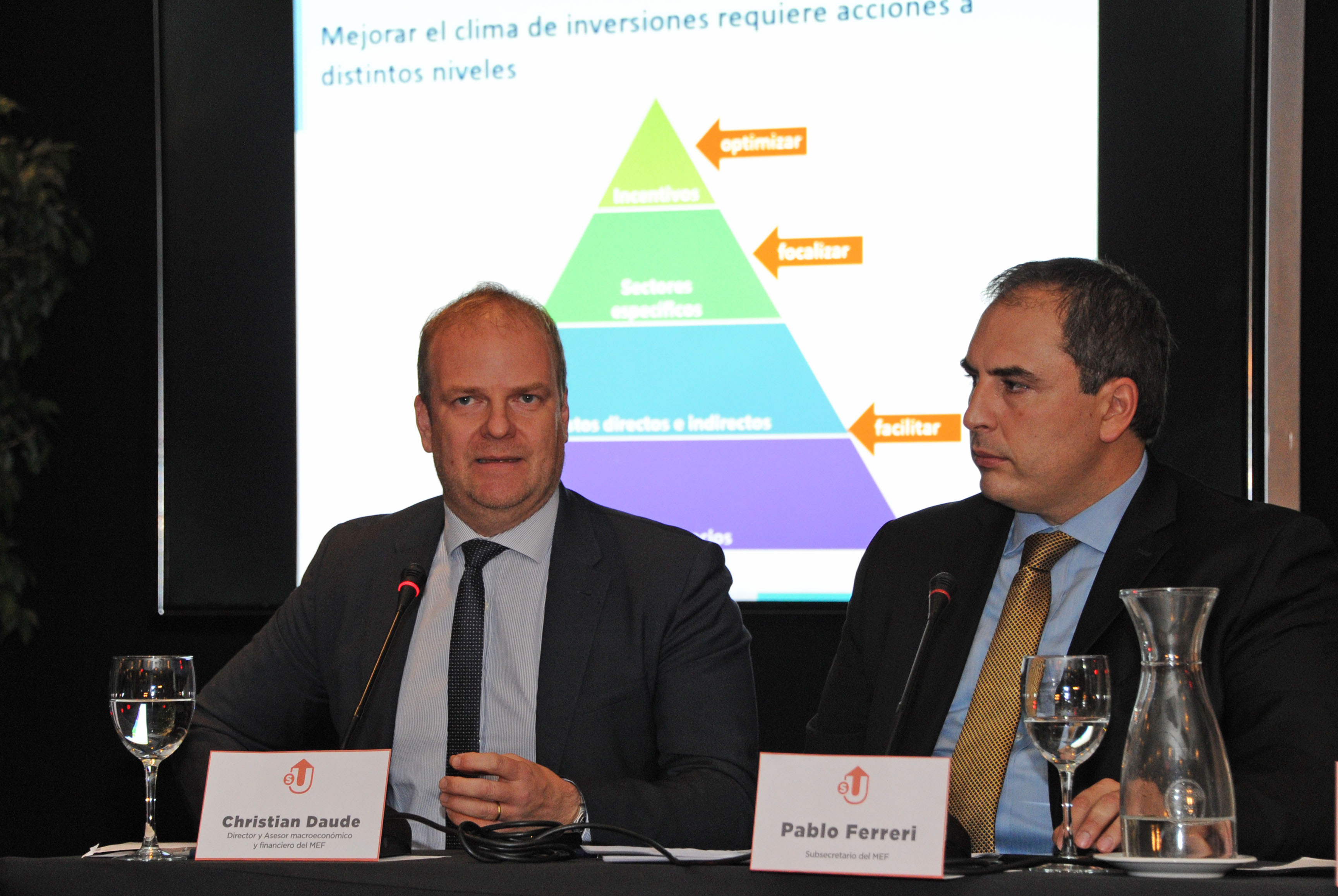 Subsecretario de Economía y Finanzas, Pablo Ferreri, junto al director de Macroeconomía, Christian Daude