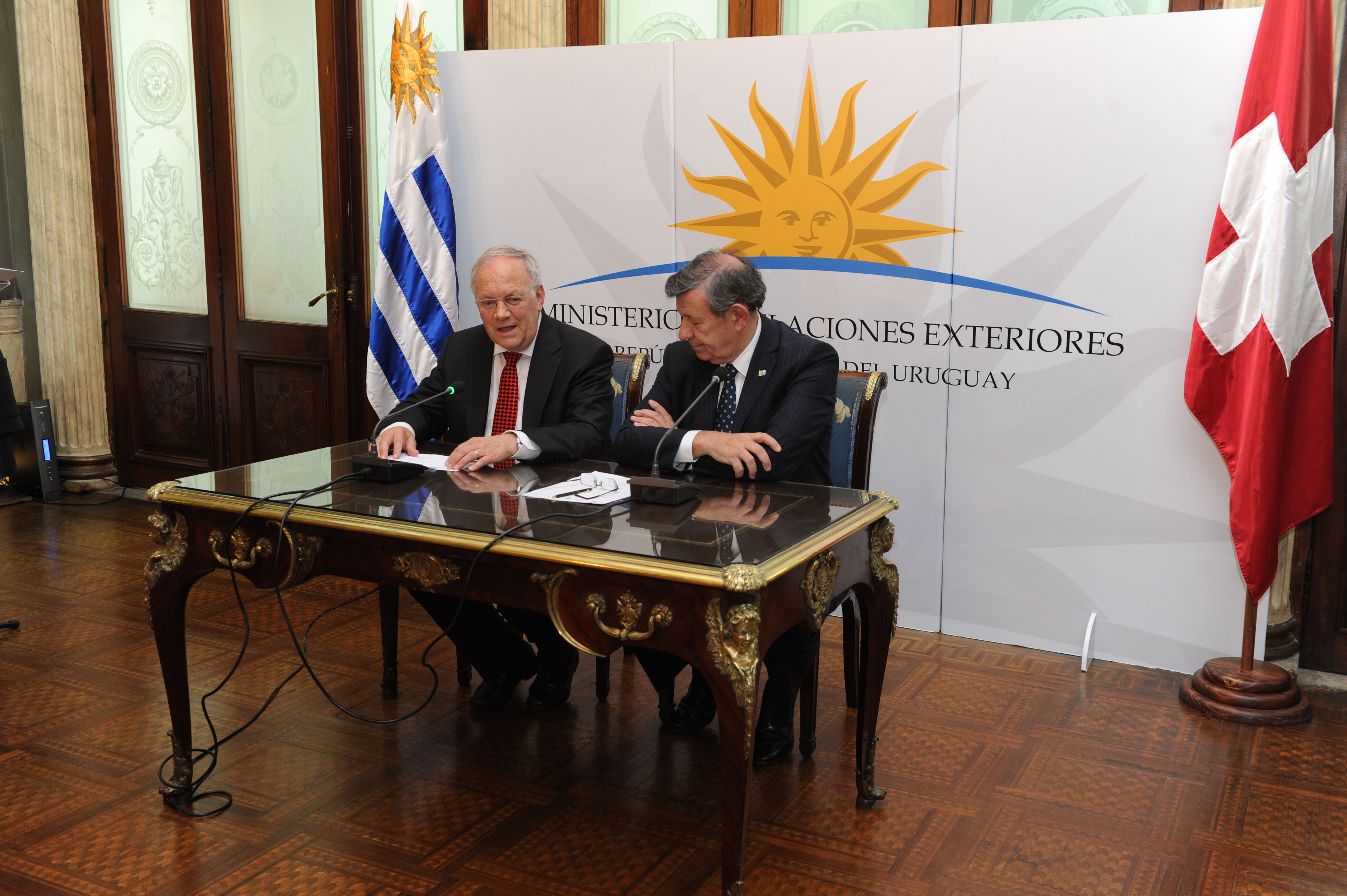Canciller Rodolfo Nin Novoa con ministro de Economía de la Confederación Suiza, Johann Schneider-Ammann
