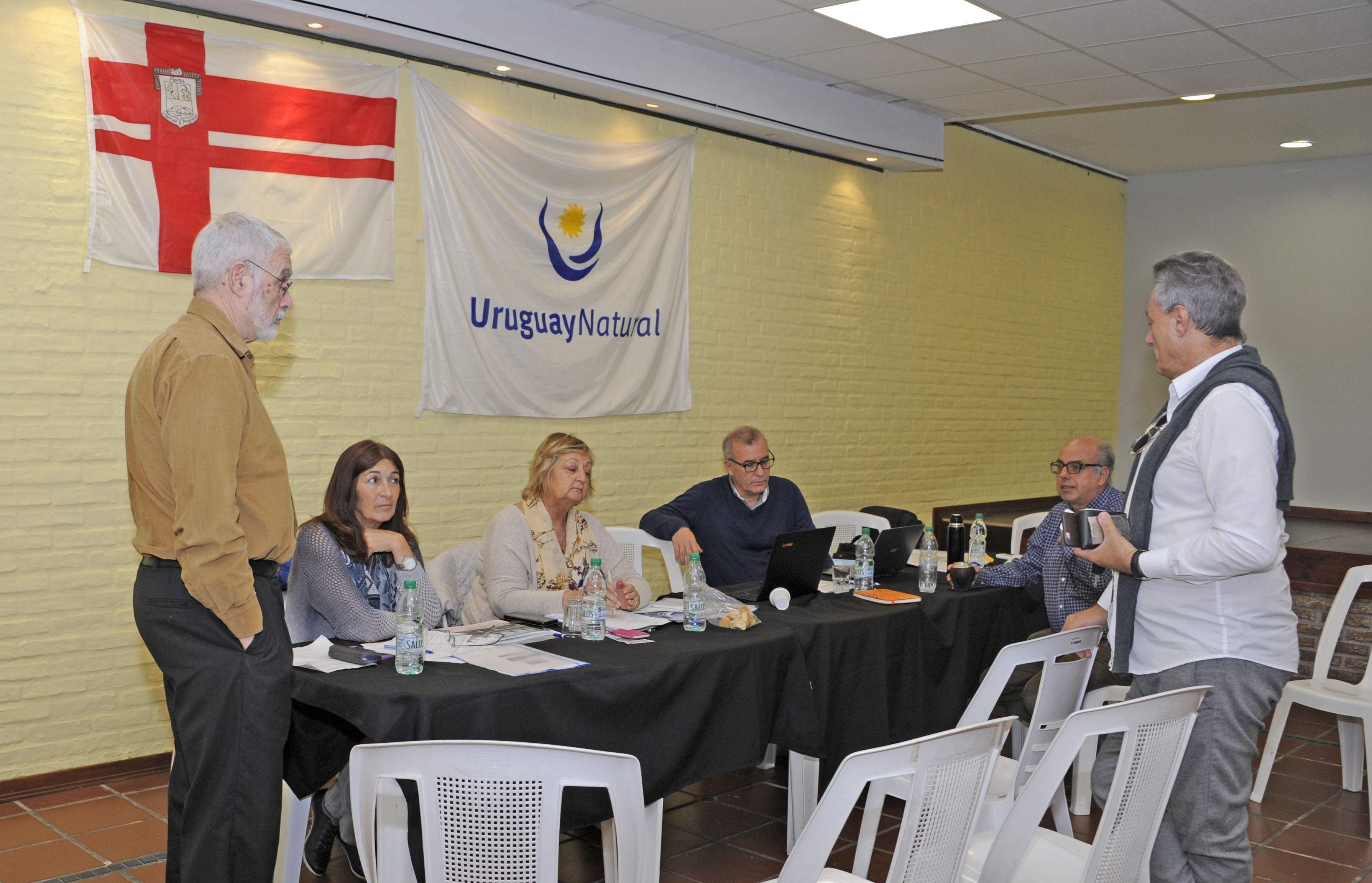 La ministra Liliam Kechichian y el susbsecretario Benjamín Liberoff, reunidos con vecinos de Florida