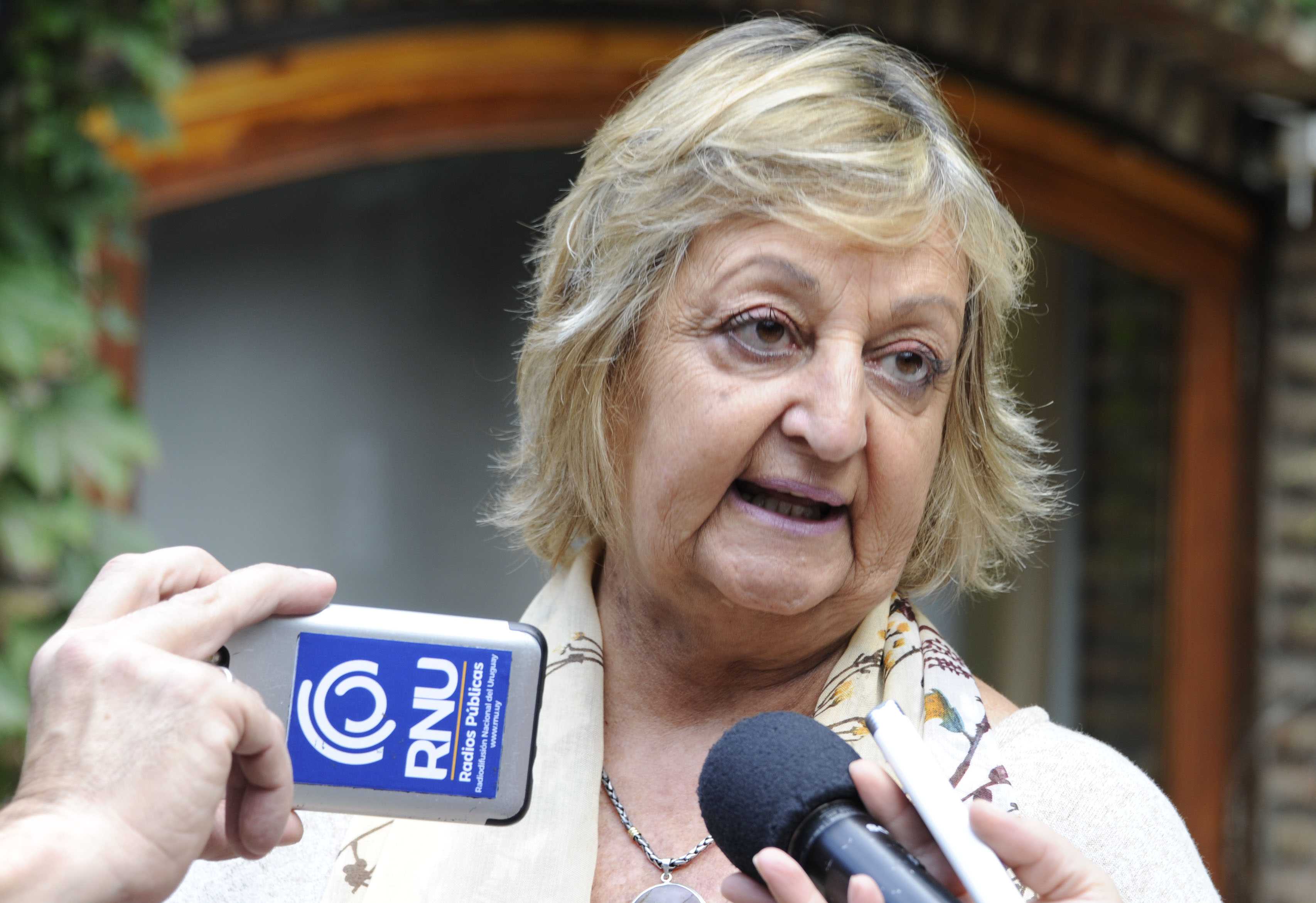 La ministra Liliam Kechichian y el susbsecretario Benjamín Liberoff, reunidos con vecinos de Florida
