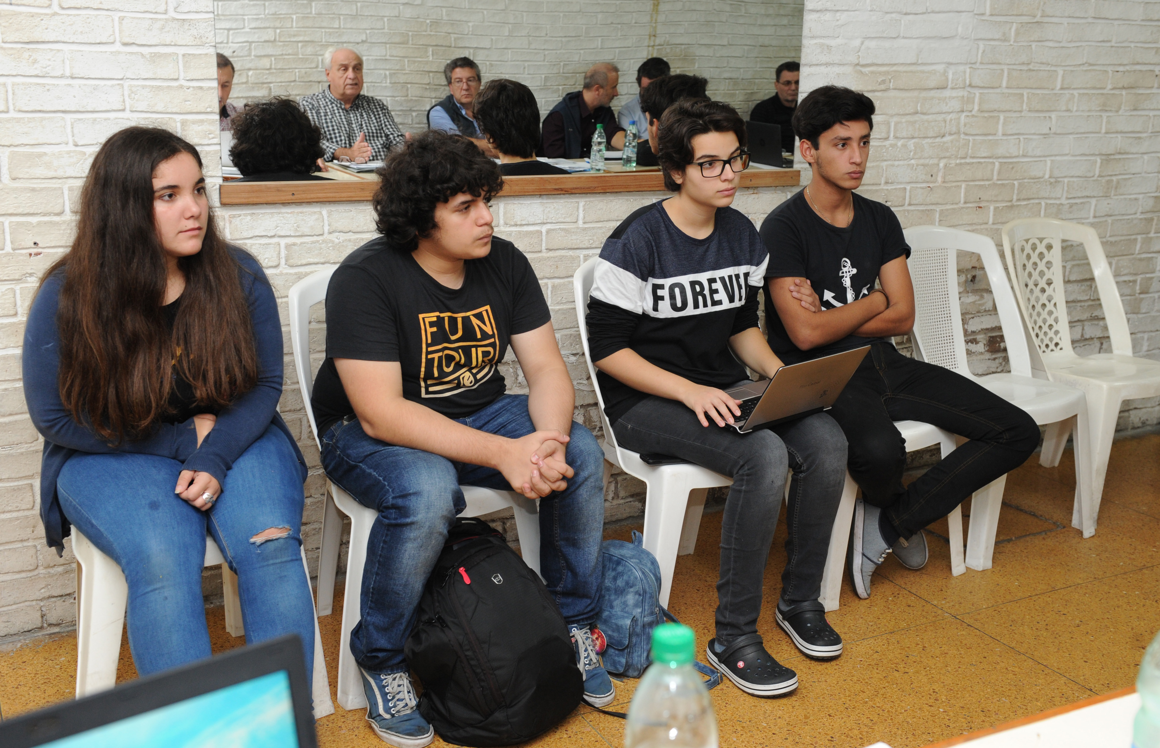 Ministro Víctor Rossi reunido, con alumnos de zonas rurales