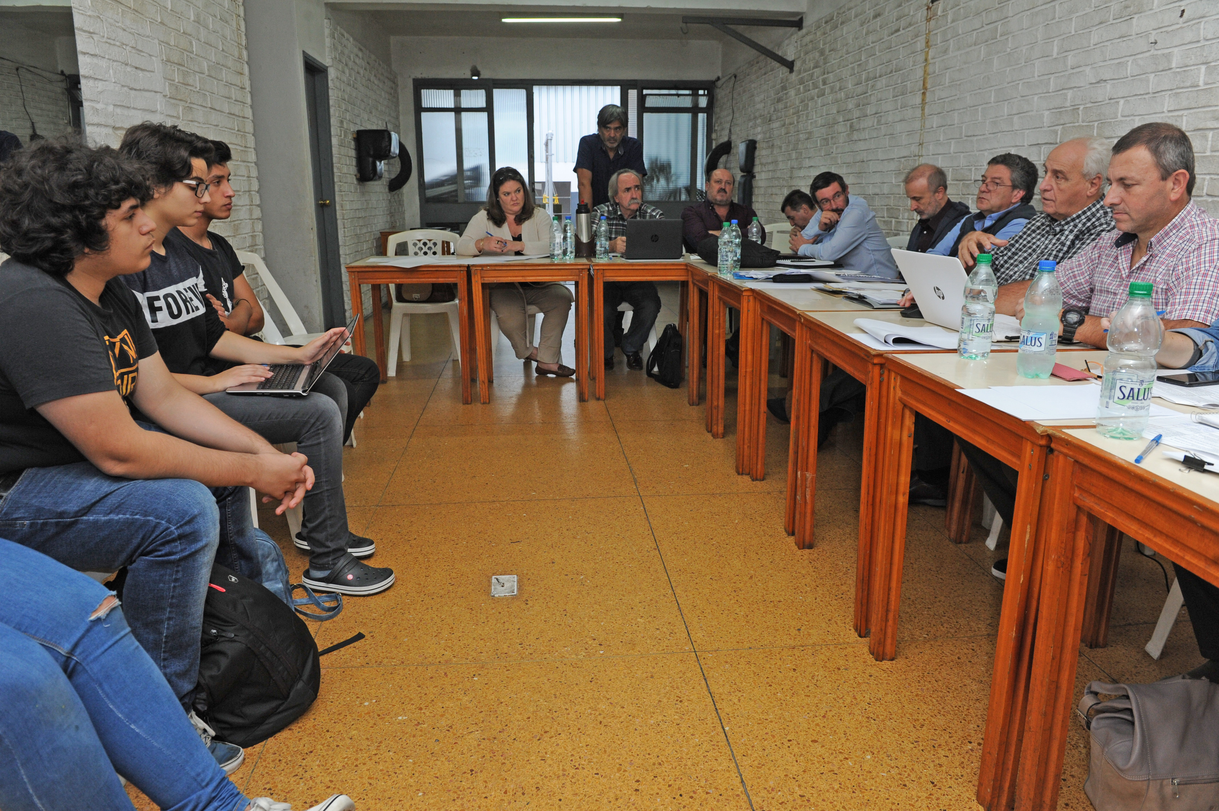 Ministro Víctor Rossi reunido, con alumnos de zonas rurales