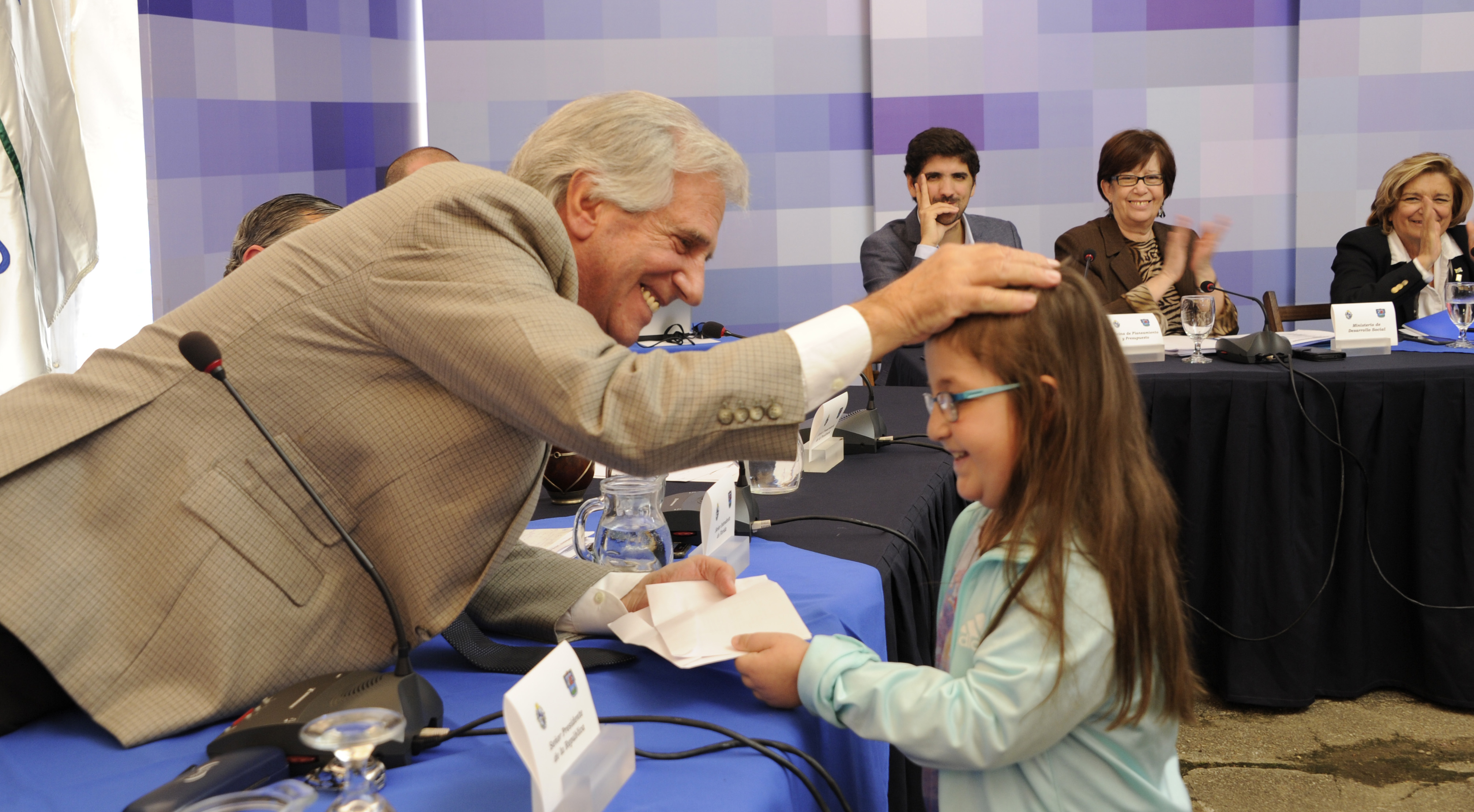 Presidente Vázquez recibe carta de niña que aguarda trasplante