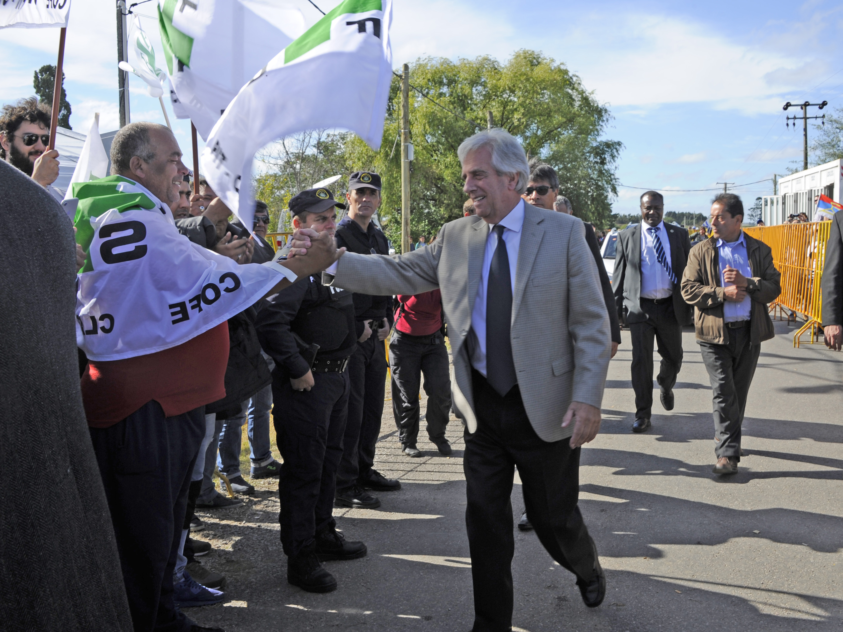 Vázquez saluda a trabajadores de la salud pública