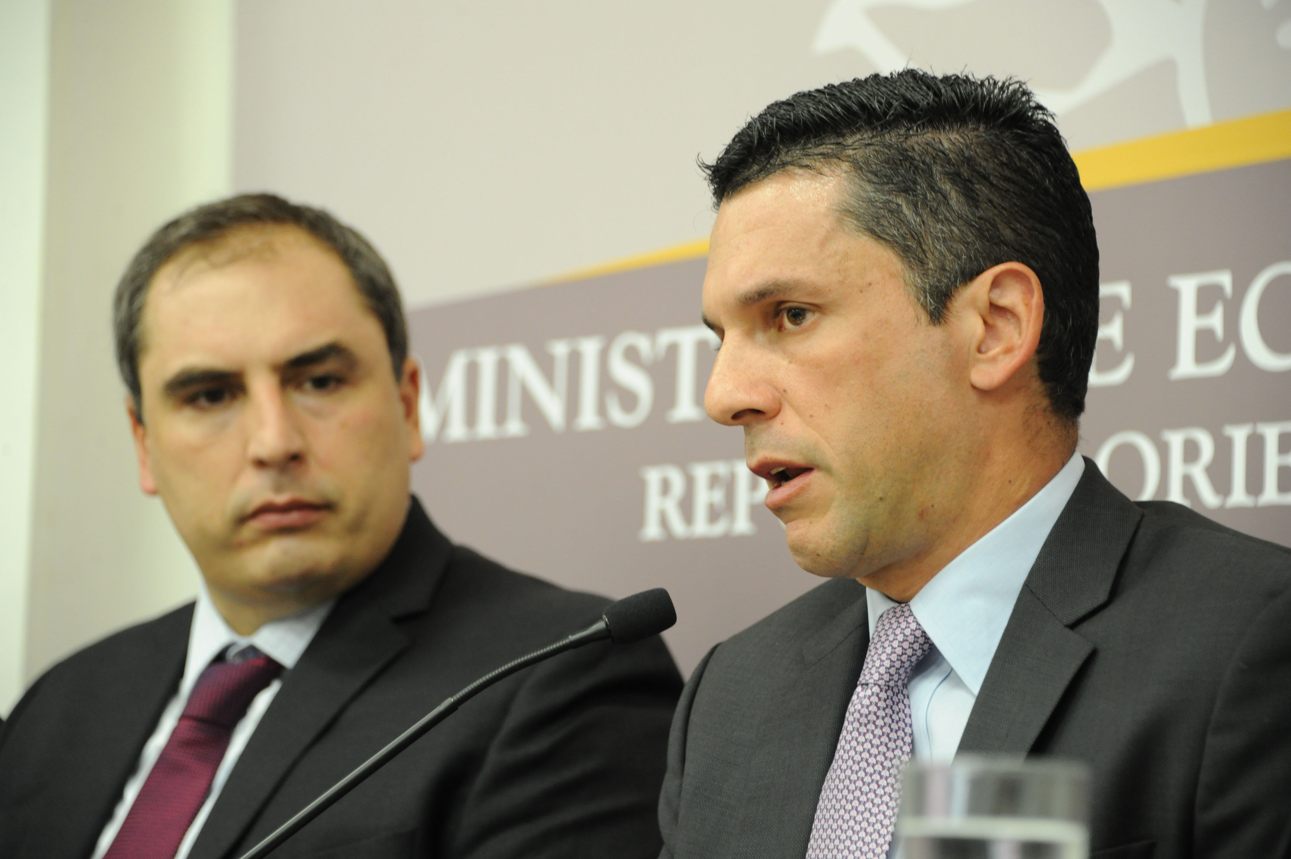 Subsecretario de Economía y Finanzas, Pablo Ferreri, junto al vicecanciller de Panamá, Luis Miguel Hincapié