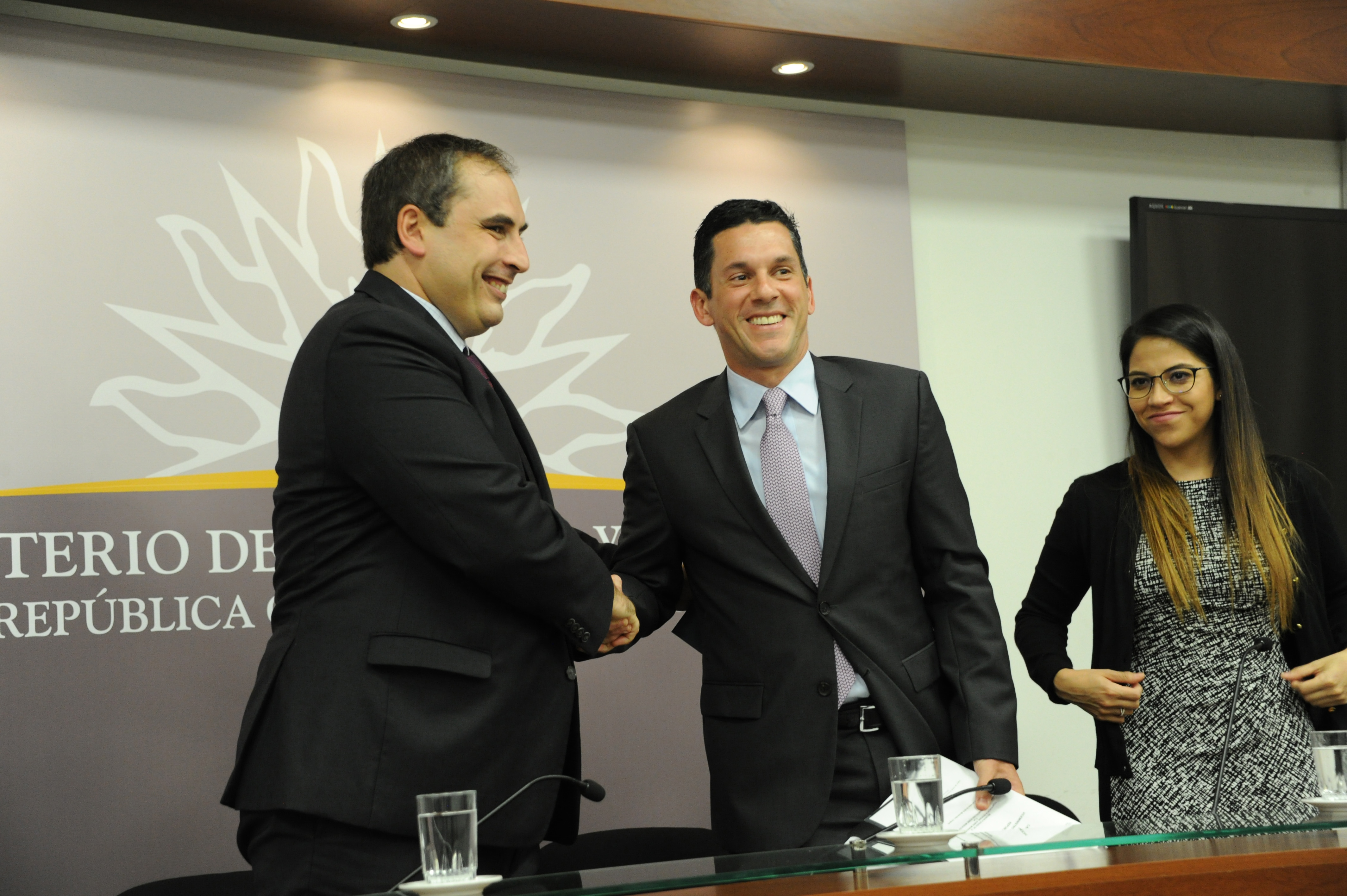Subsecretario de Economía y Finanzas, Pablo Ferreri, junto al vicecanciller de Panamá, Luis Miguel Hincapié