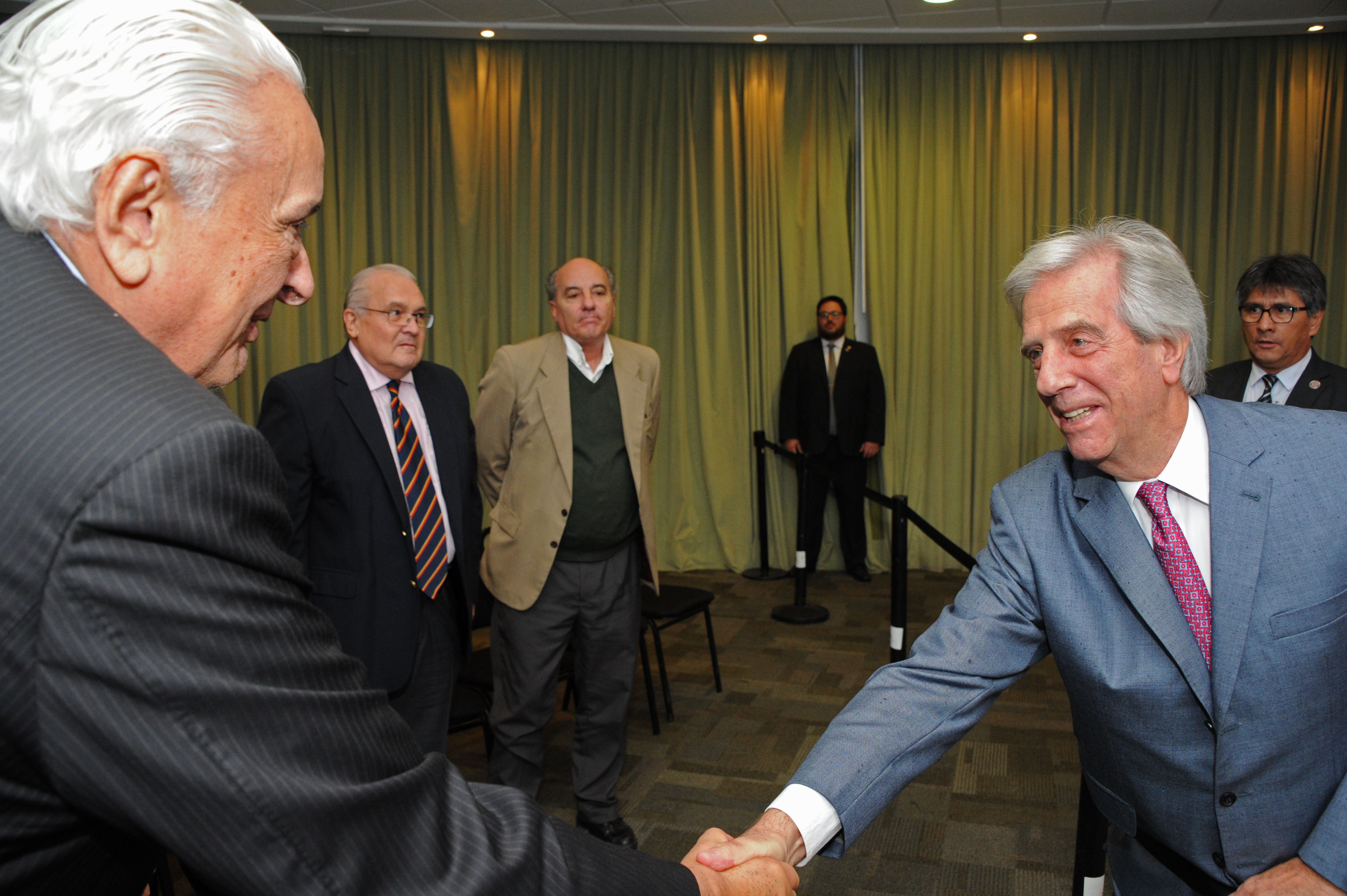 Vázquez es recibido por miembros de la Academia Nacional de Economía