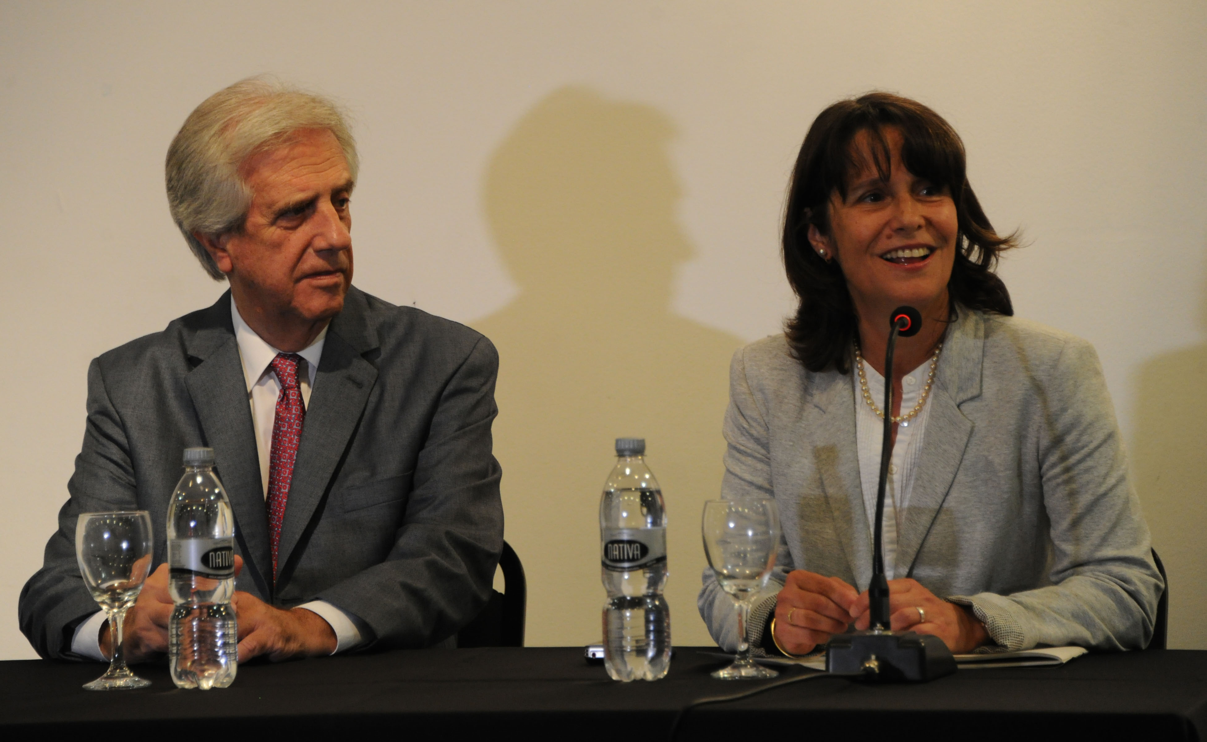Presidente Tabaré Vázquez junto a la presidenta de la Academia Nacional de Economía, María Dolores Benavente