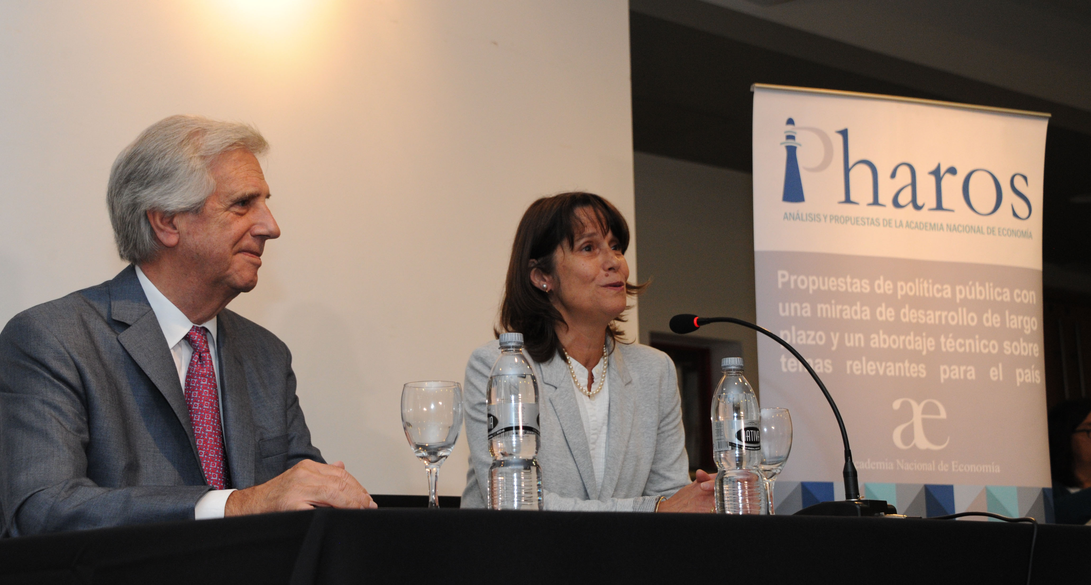 Presidente Tabaré Vázquez junto a la presidenta de la Academia Nacional de Economía, María Dolores Benavente