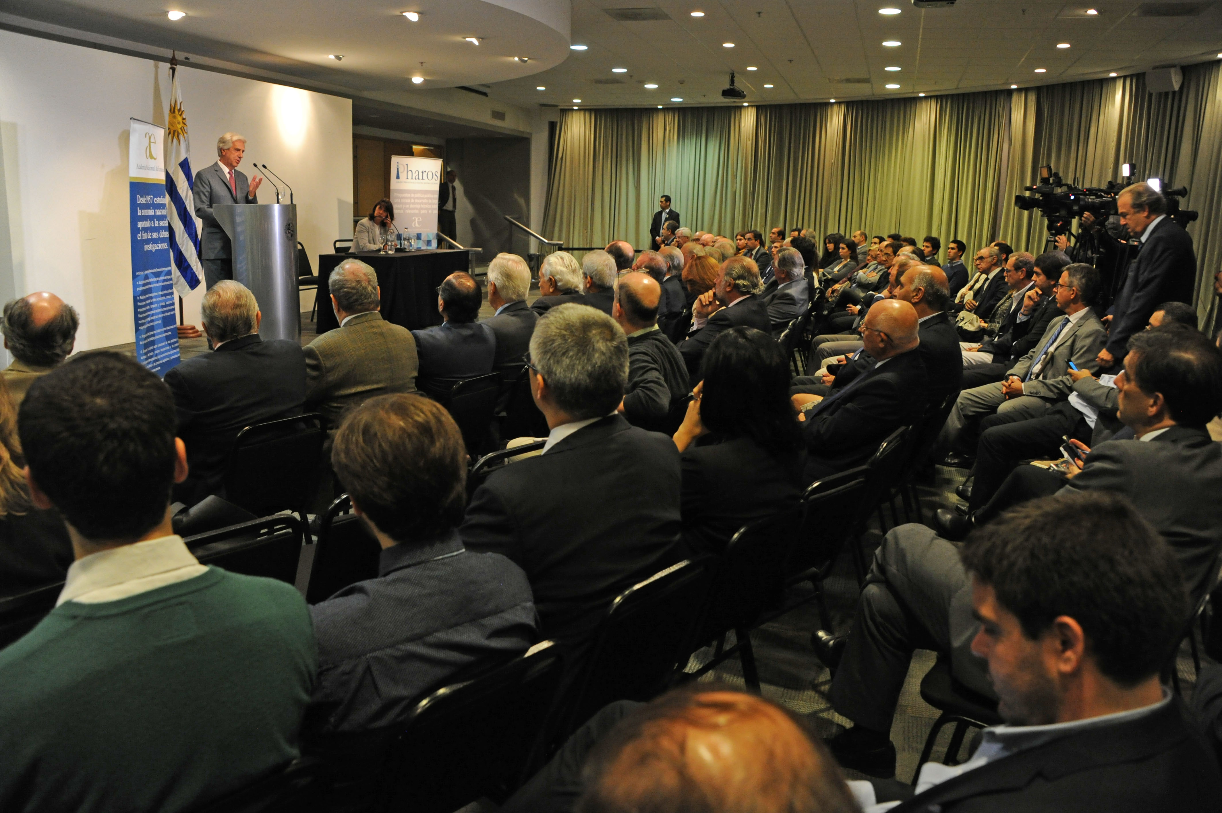 Presidente Tabaré Vázquez diserta en la Academia Nacional de Economía
