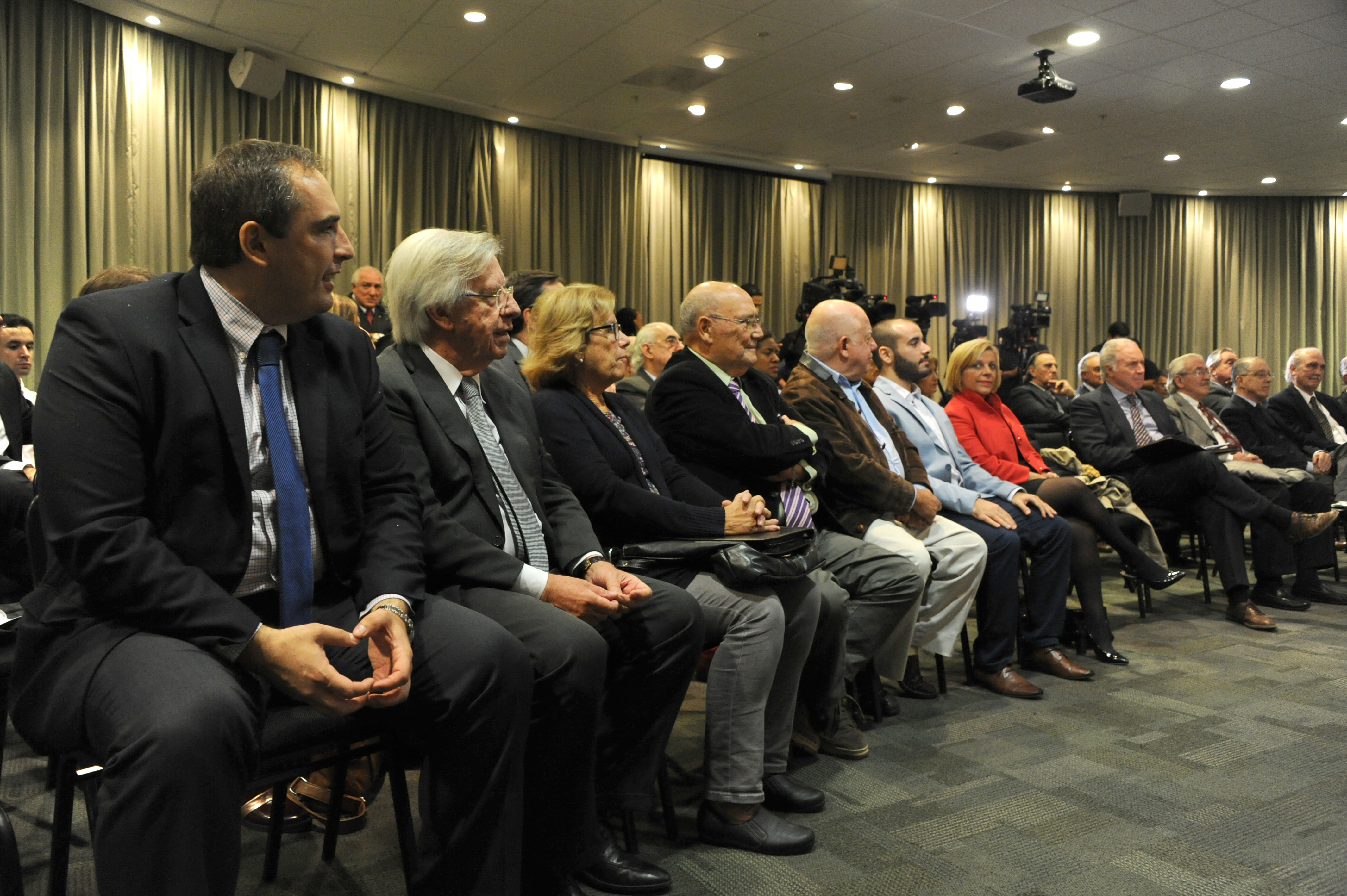 Autoridades y público presente escuchan al presidente