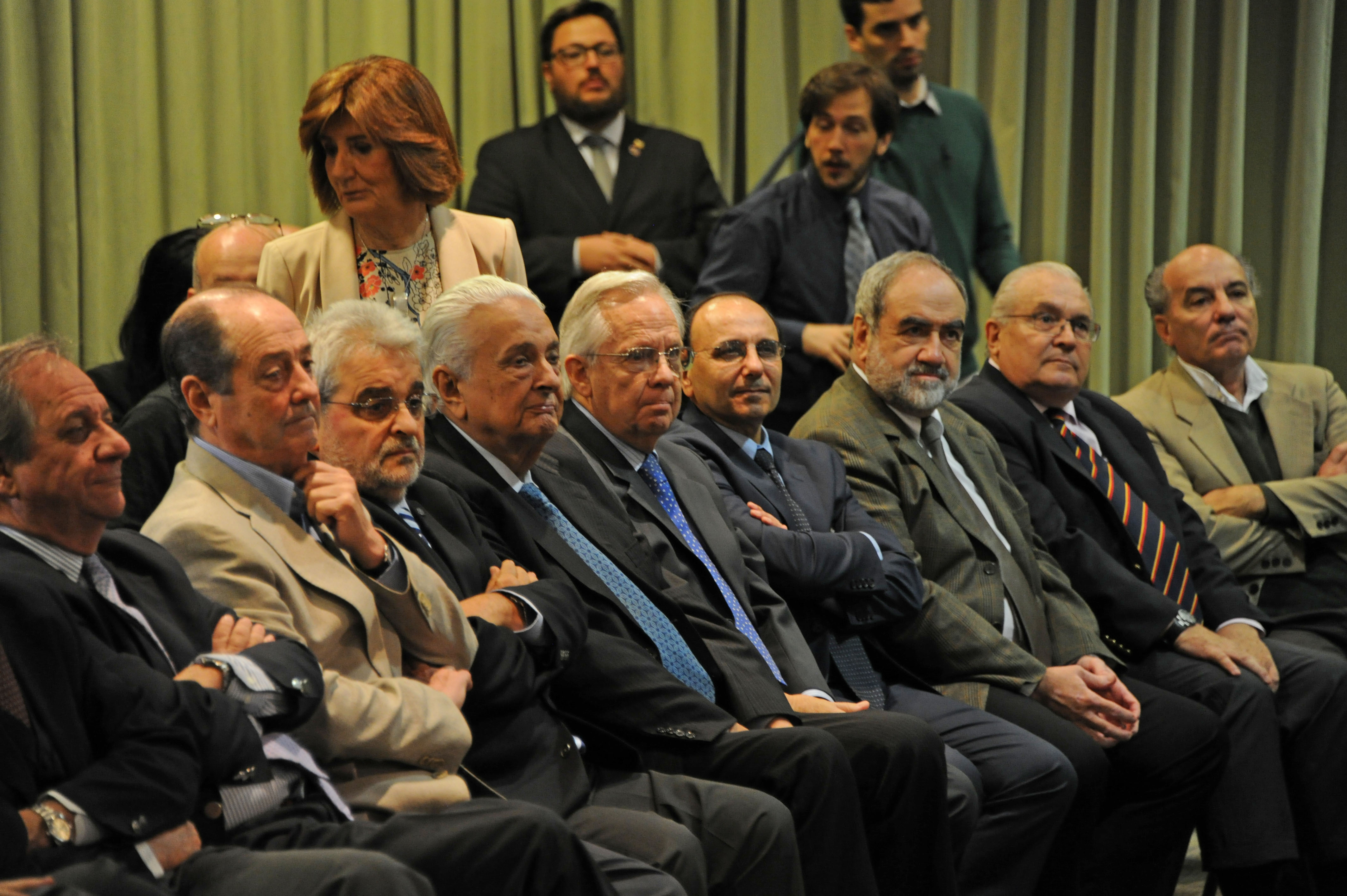 Autoridades y público presente escuchan al presidente