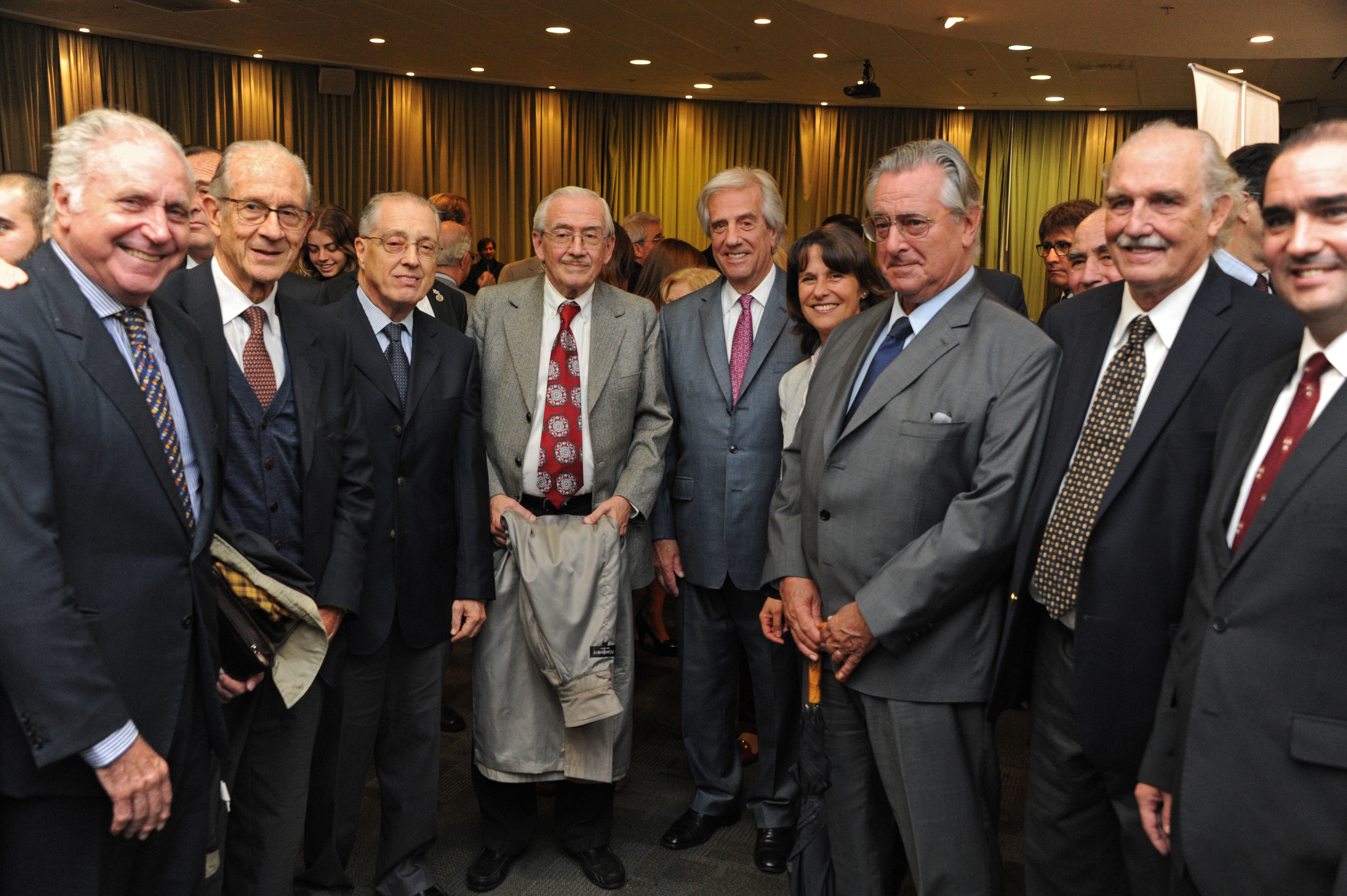 Presidente Vázquez junto a miembros de la Academia Nacional de Economía