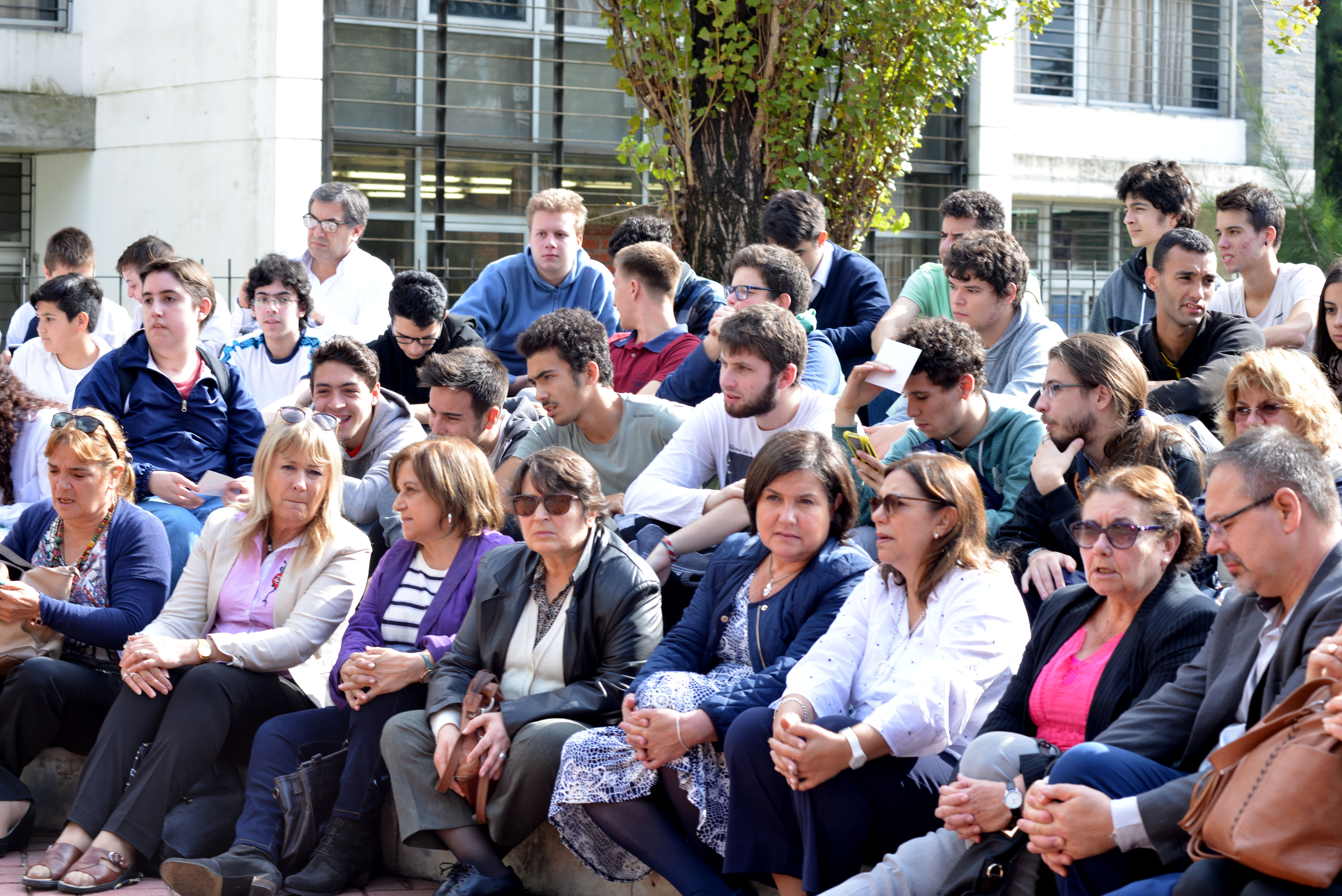 Autoridades presentes en el lanzamiento de iniciativas conjuntas en la escuela n.° 35 República de Guatemala, de Montevideo