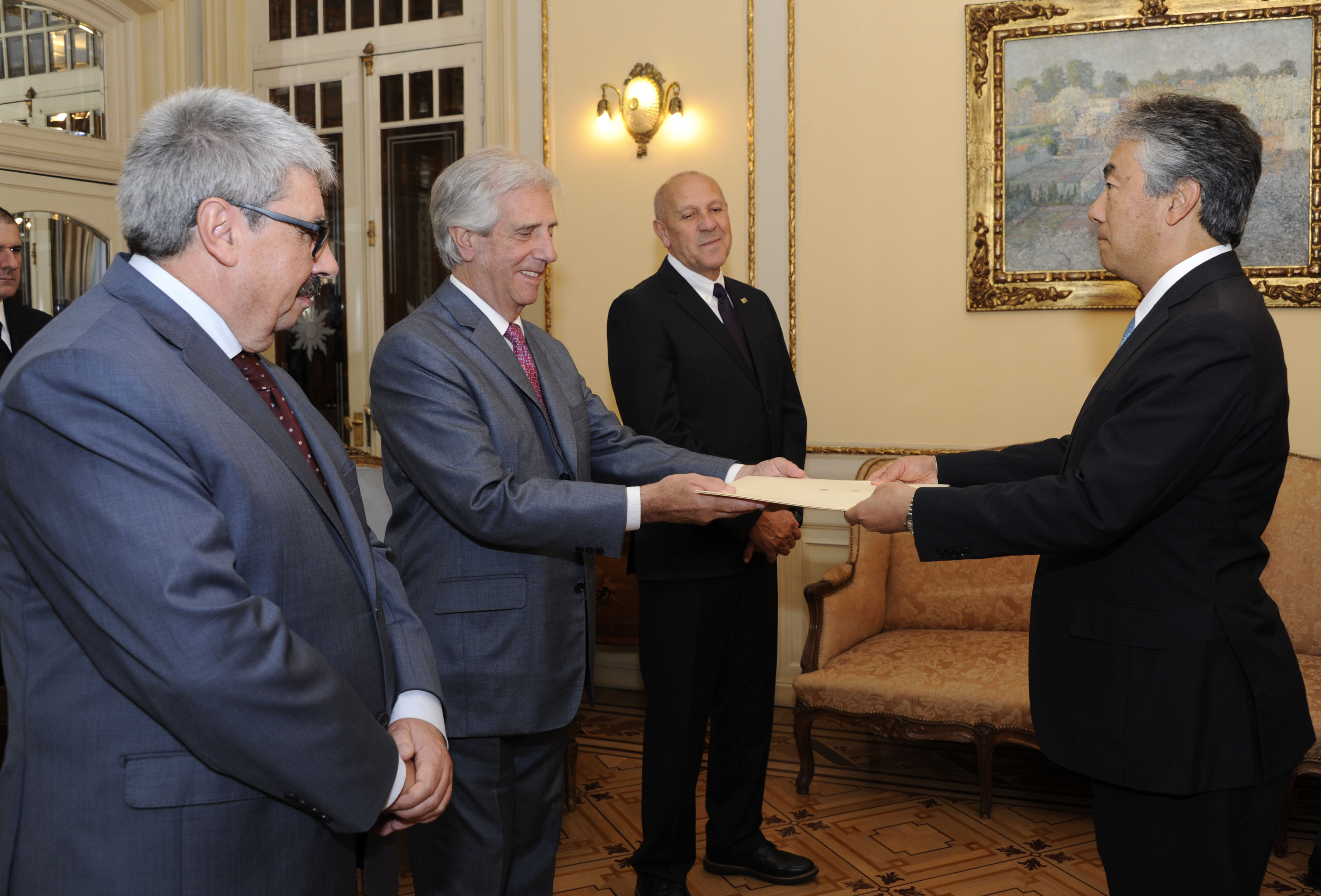Vázquez recibe carta credencial por parte del embajador de Japón, Tatsuhiro Shindo