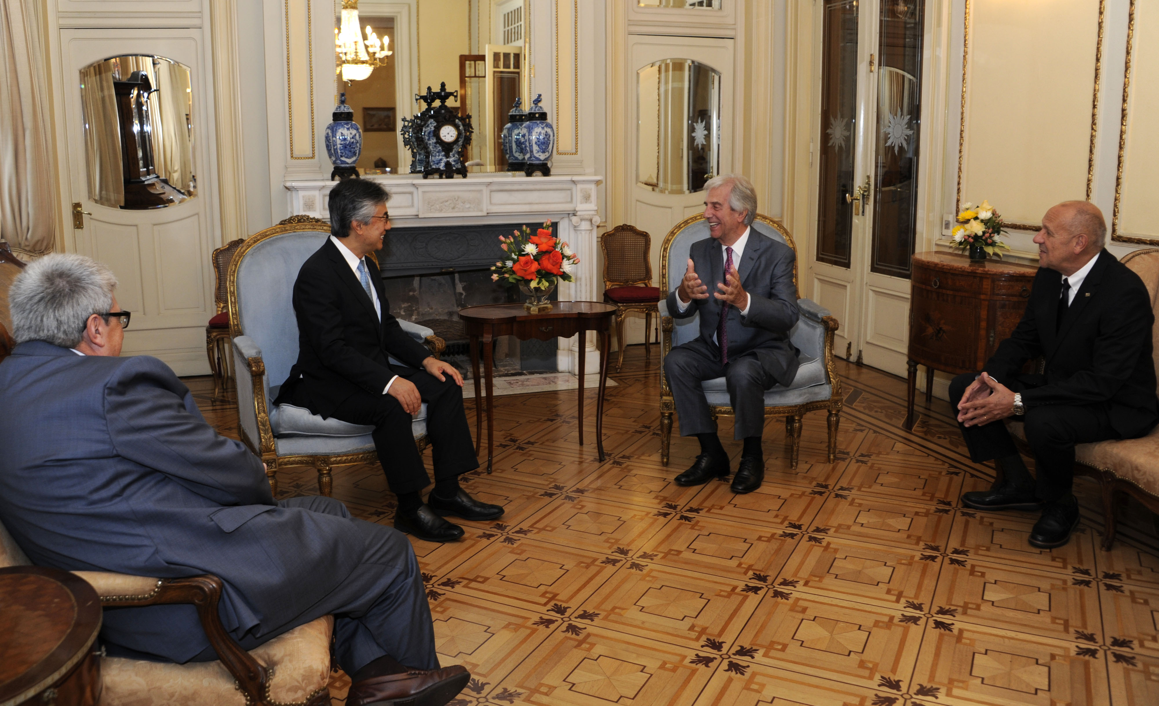 Vázquez recibe carta credencial por parte del embajador de Japón, Tatsuhiro Shindo