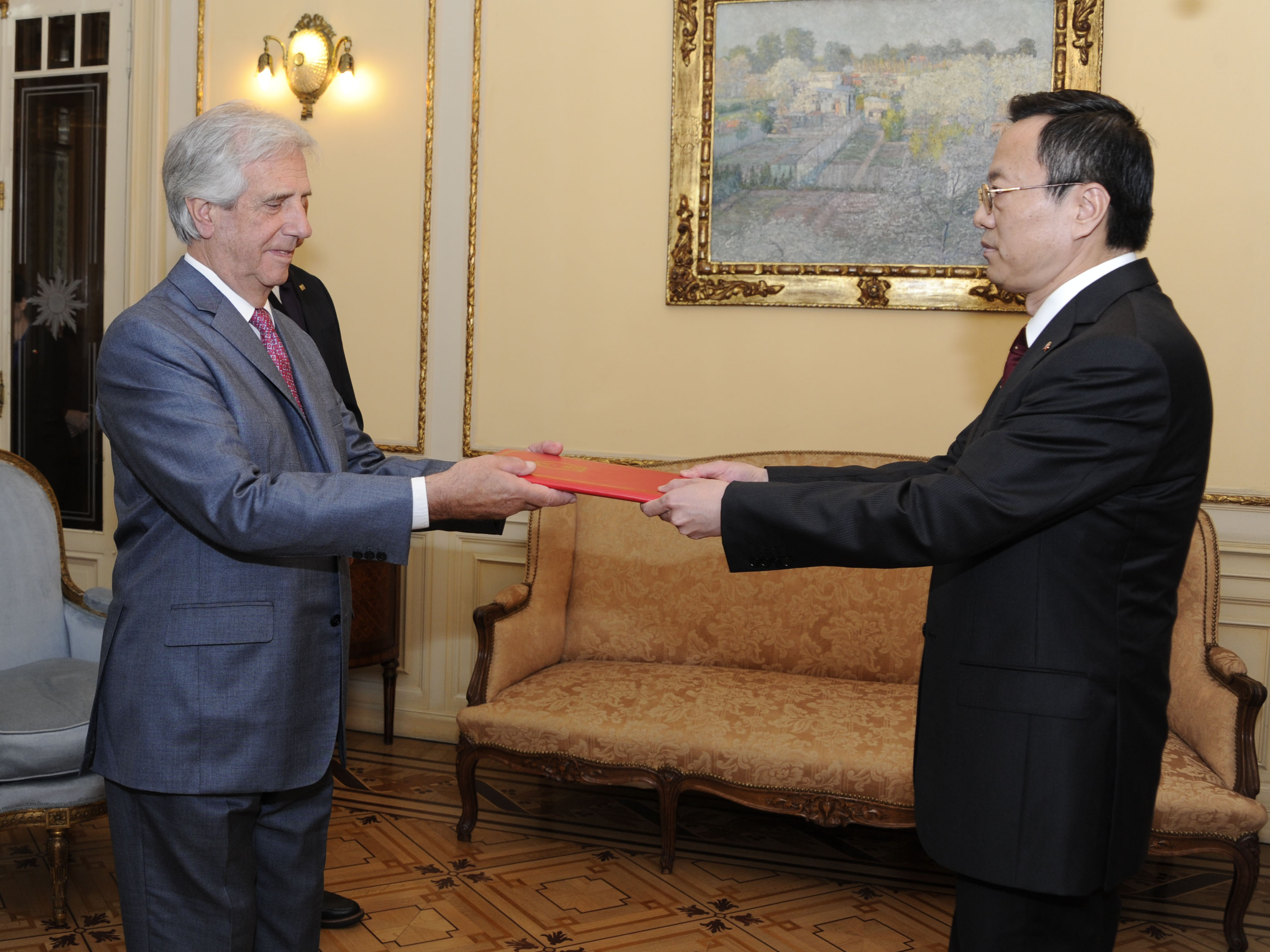 Vázquez recibe carta credencial por parte del embajador de China, Wang Gang