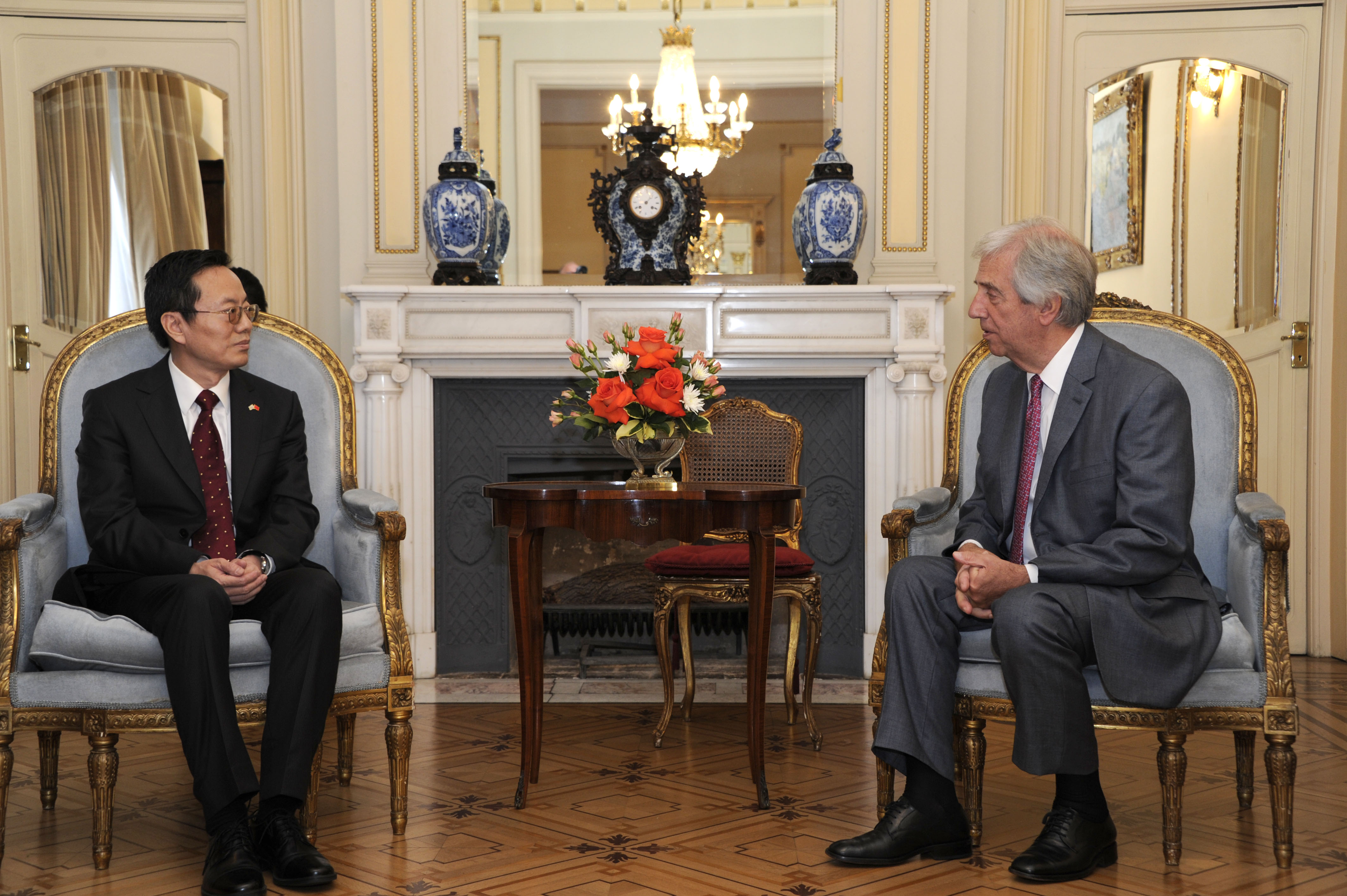 Vázquez y el embajador de China, Wang Gang, dialogan en la oficina presidencial de la avenida Joaquín Suárez
