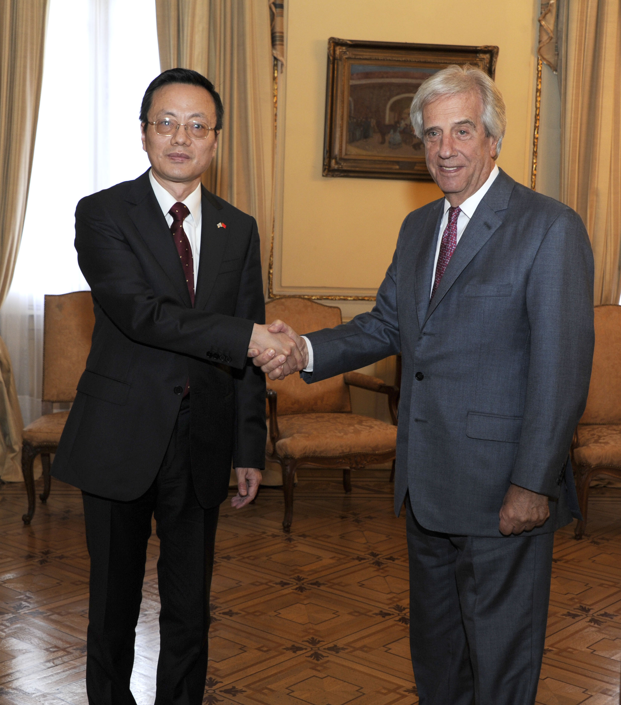 Presidente Vázquez y el embajador de China, Wang Gang