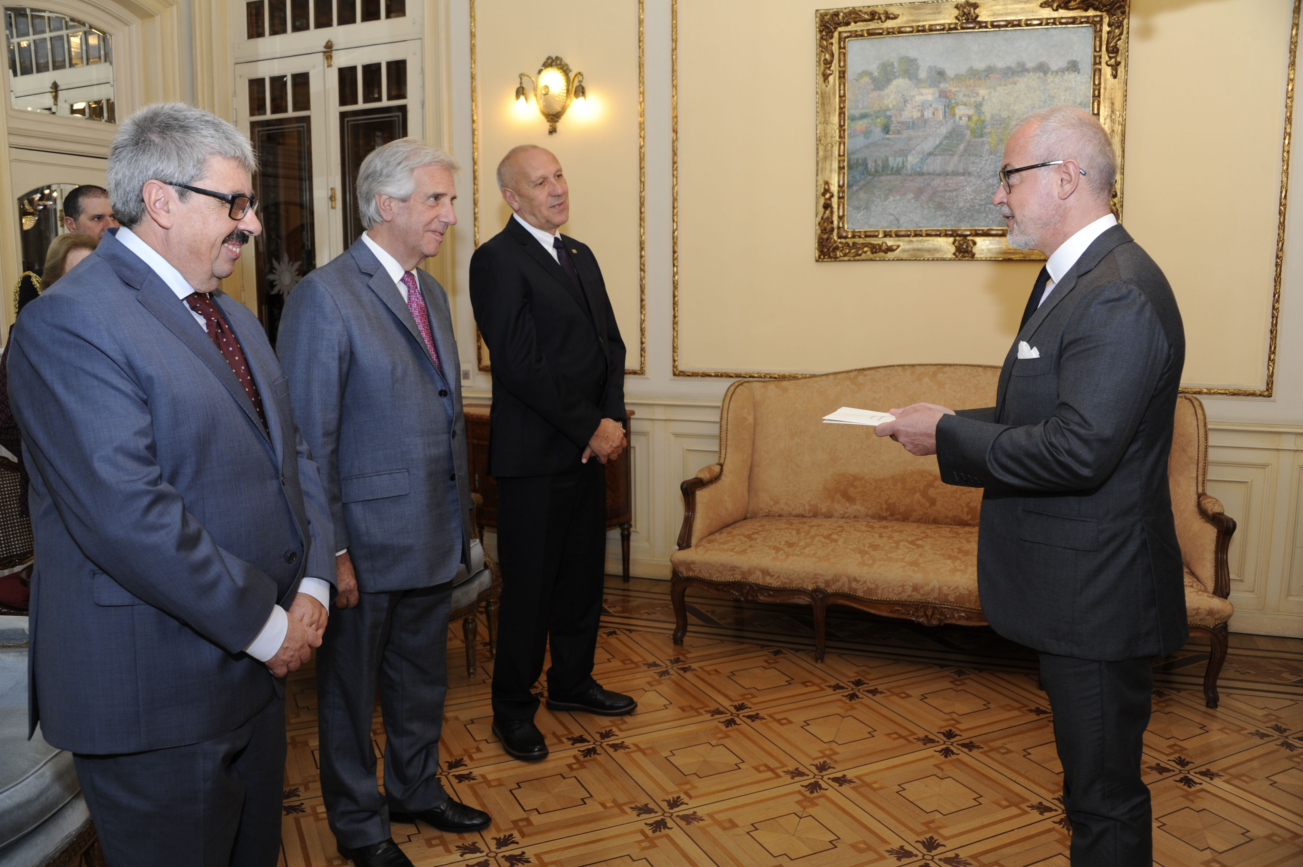 Vázquez recibe carta credencial por parte del embajador de Francia, Hughes Moret