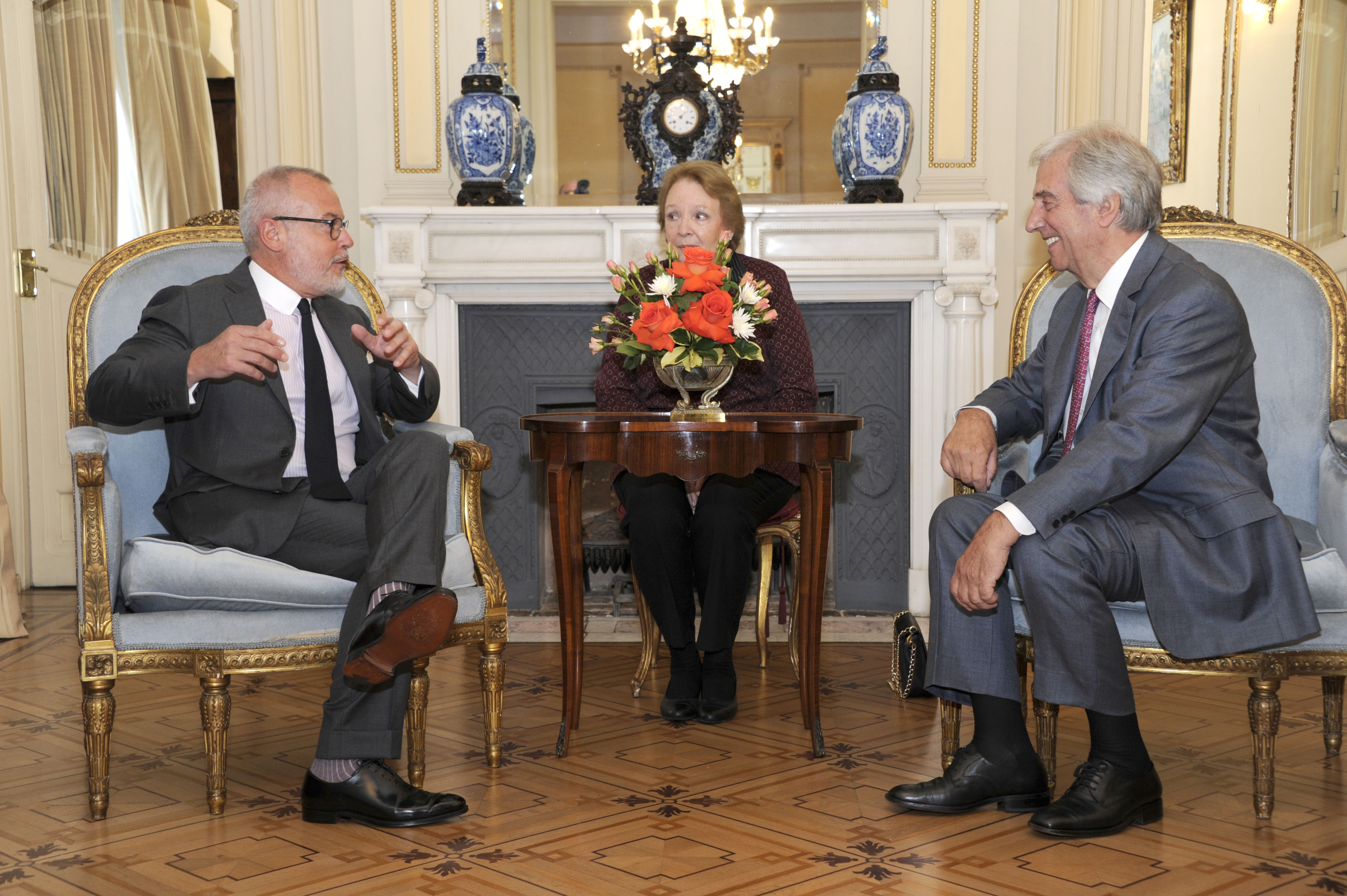 Vázquez recibe carta credencial por parte del embajador de Francia, Hughes Moret