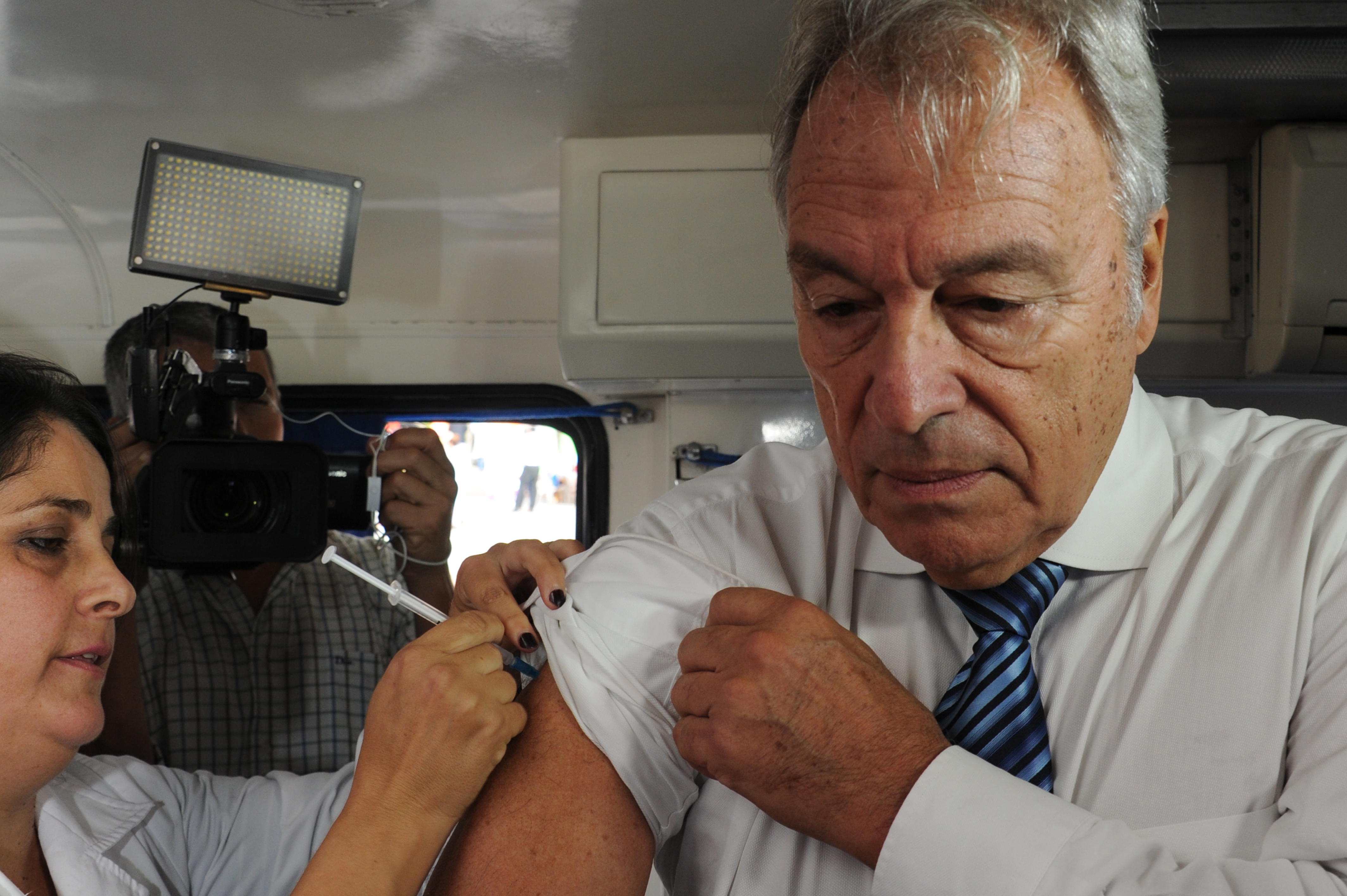 Jorge Quian recibe vacuna antigripal