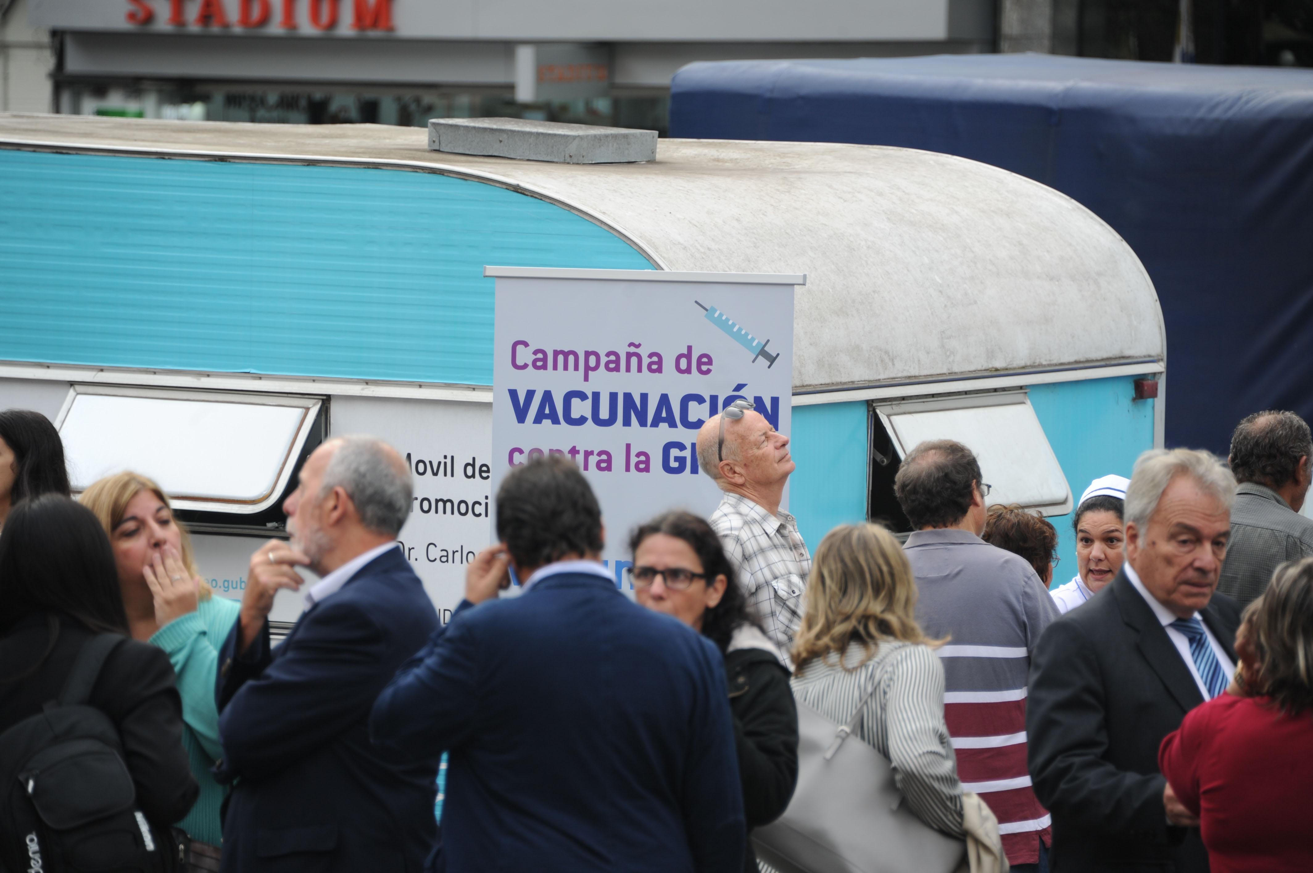 Vacunatorio móvil en la explanada de la intendencia