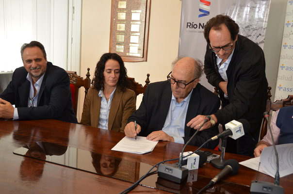Marcos Carámbula junto a autoridades de ASSE, del hospital de Fray Bentos y el intendente de Río Negro, Oscar Terzaghi