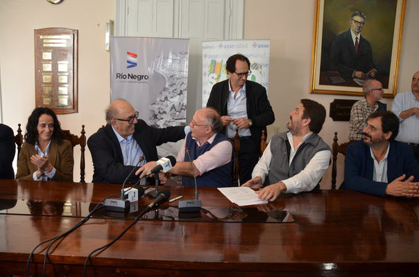 Marcos Carámbula junto a autoridades de ASSE, del hospital de Fray Bentos y el intendente de Río Negro, Oscar Terzaghi