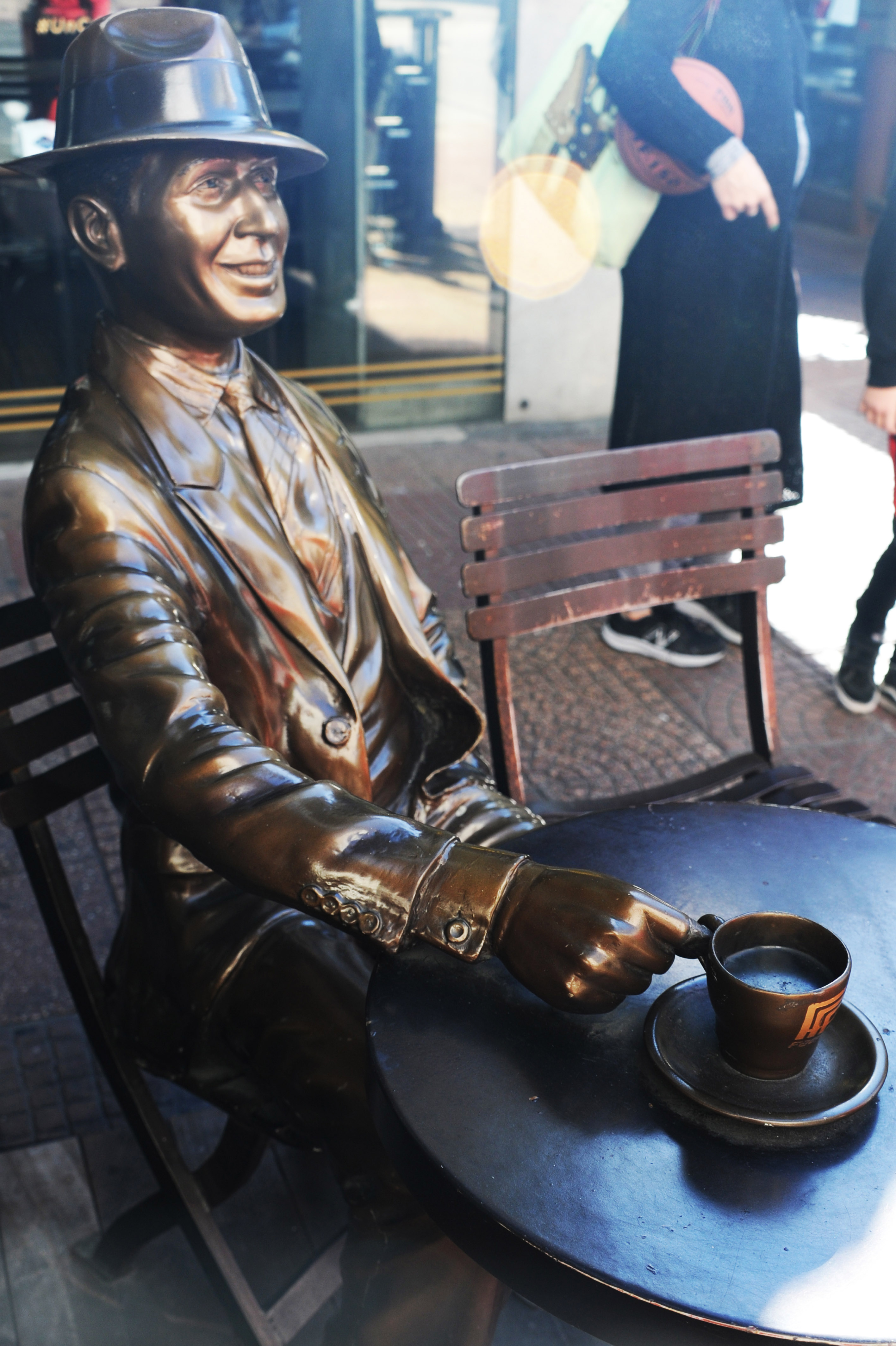 Estatua en homenaje a Gardel en la avenida 18 de Julio
