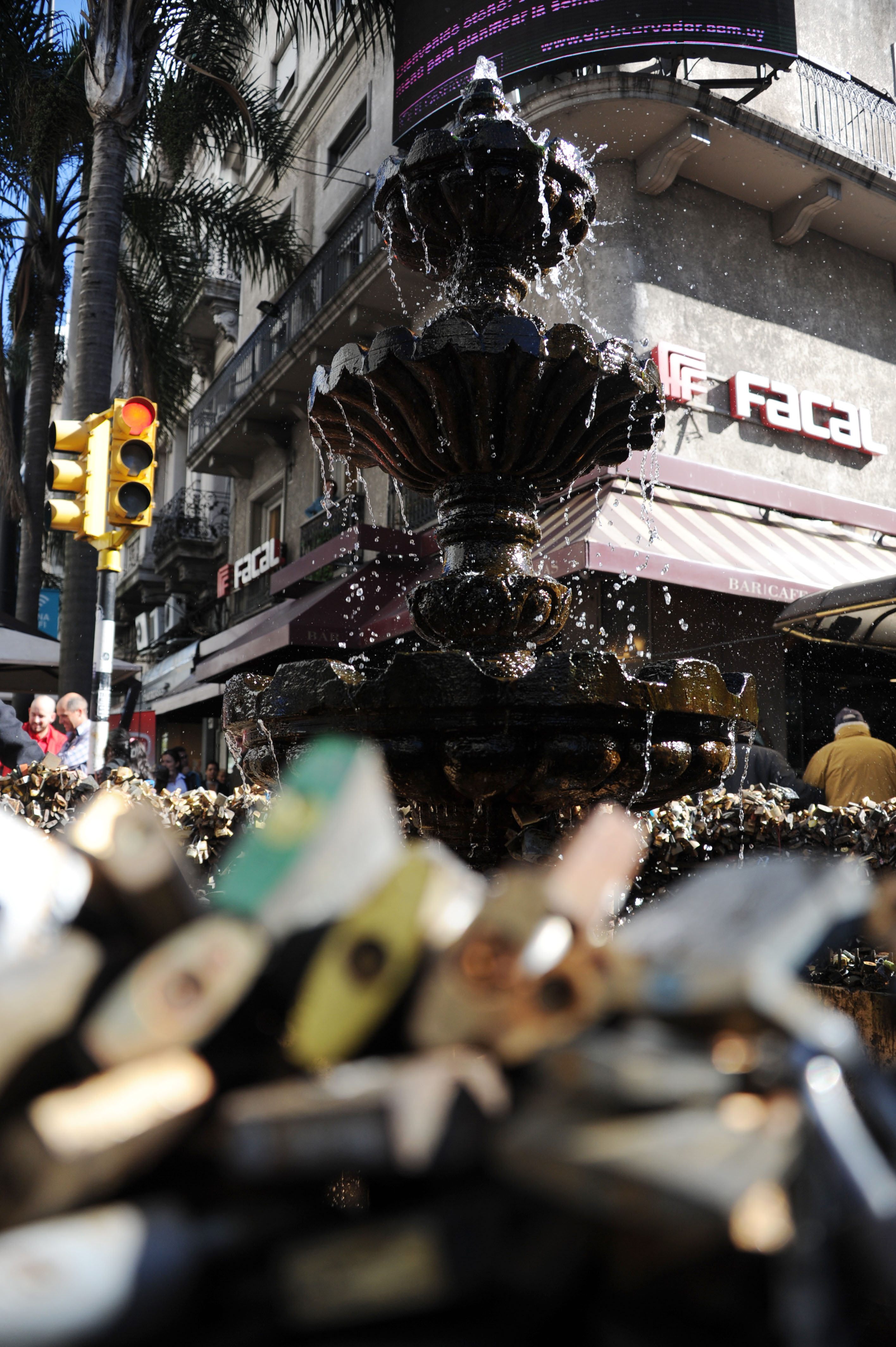 Estatua en homenaje a Gardel en la avenida 18 de Julio