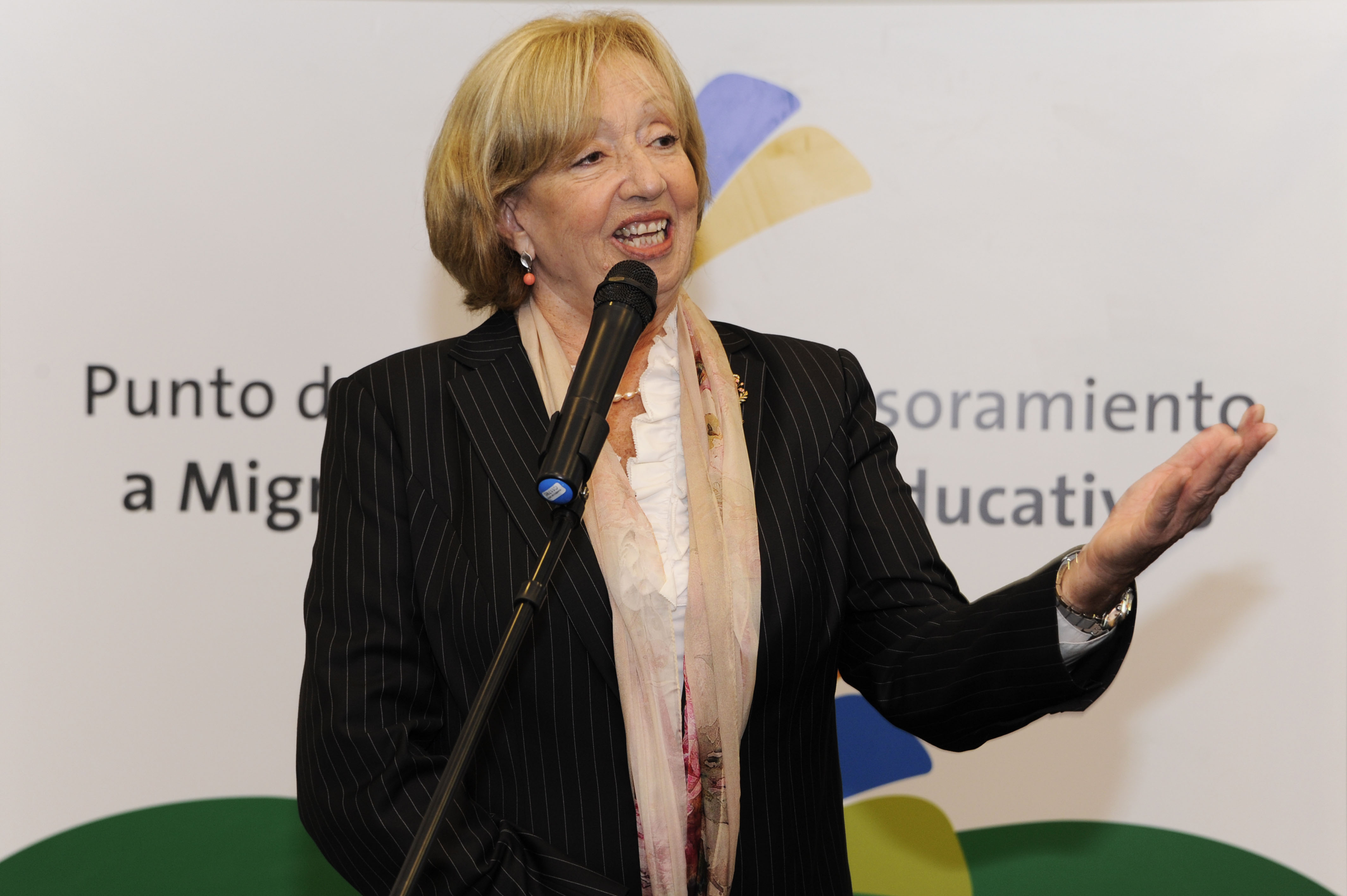 Ministra María Julia Muñoz se dirige a los presentes