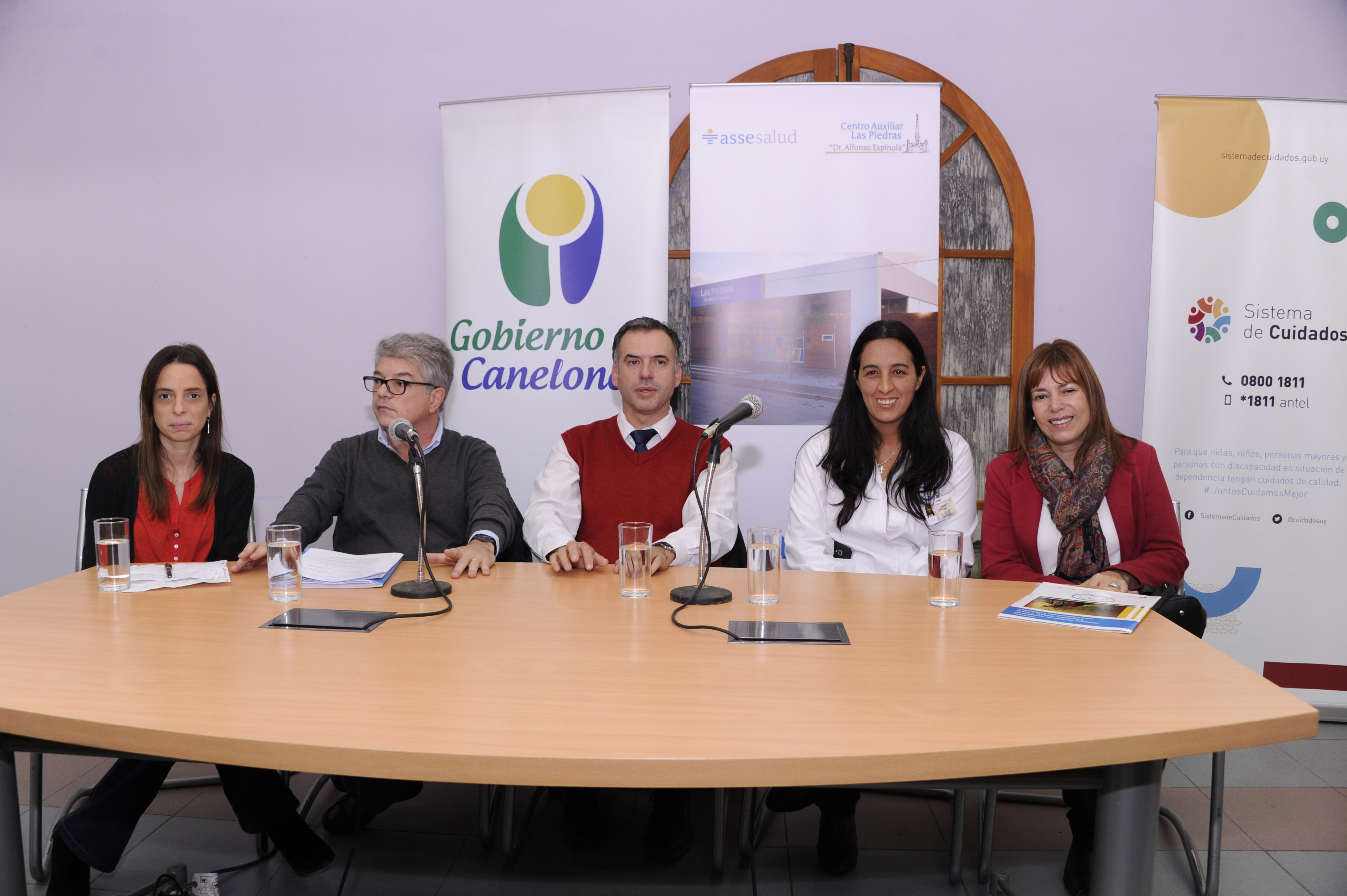 Intendente de Canelones, Yamandú Orsi, junto a autoridades del Hospital de Las Piedras, en el acto de entrega de set 200.000 de Uruguay Crece Contigo