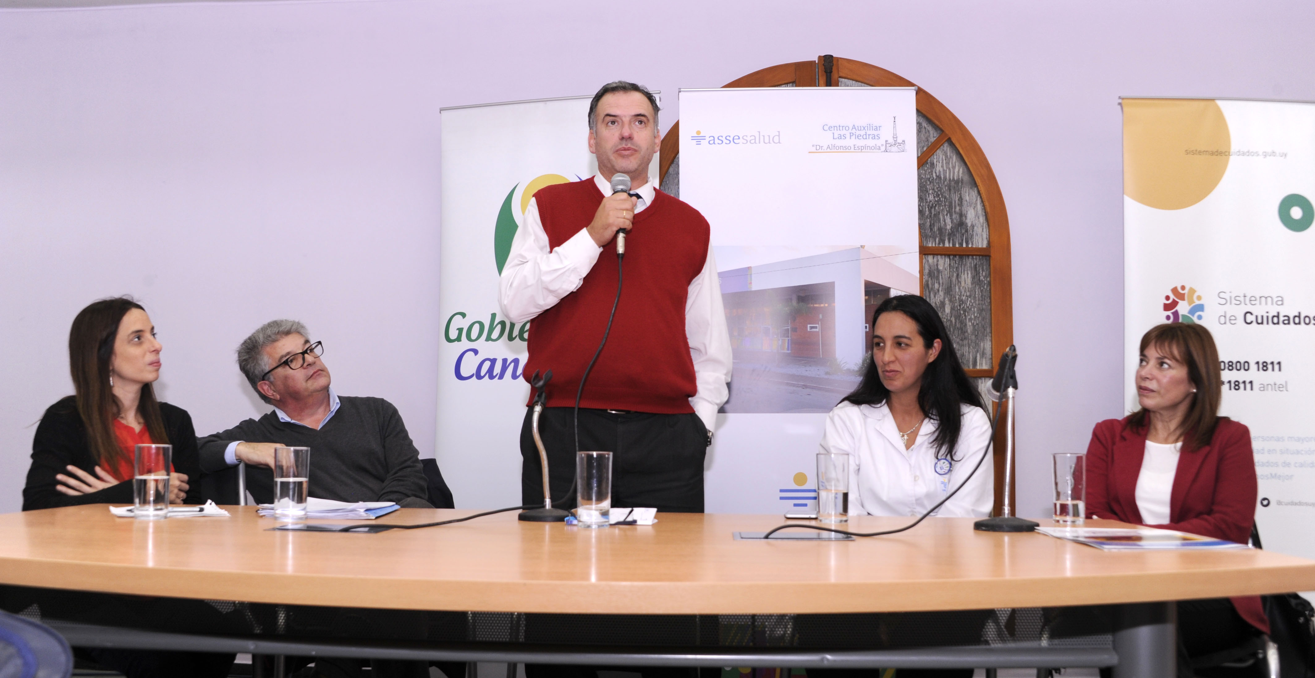 Intendente de Canelones, Yamandú Orsi, junto a autoridades del Hospital de Las Piedras, en el acto de entrega de set 200.000 de Uruguay Crece Contigo